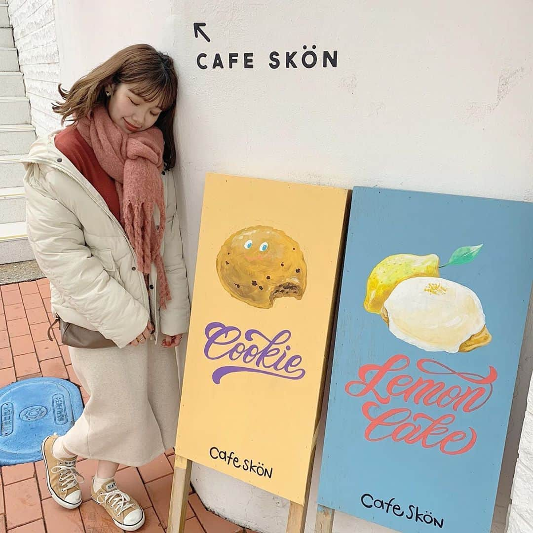 きりまるさんのインスタグラム写真 - (きりまるInstagram)「. . 空間も スイーツも なにもかも、かわいい. . . 🍪☕️♡ . . 全身韓国でそろえたコーデだよっ 🐶 カフェのなまえは ストーリーの 位置情報をみてくださいっ！♡ . .  #ホンデカフェ#ソウルカフェ#ヨンナムドンカフェ」12月17日 19時26分 - kirimaruuu