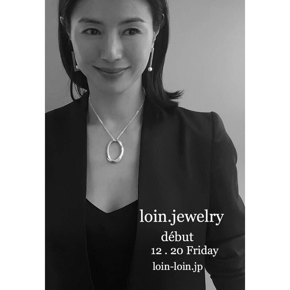 loin.officialさんのインスタグラム写真 - (loin.officialInstagram)「﻿ loin.で初めてのloin.jewelry♢♢♢﻿ お待たせしました😊﻿ 10月末ののポップアップストアにて先行受注﻿ を承りましたジュエリーが、ecサイト に入荷します‼️﻿ ☆12.20（金）19時〜予定しています！﻿ お楽しみに🖤﻿ ﻿ 写真は﻿ ★シルバーのpasser（パッセ）に﻿ 付属のチェーンを2連にして。﻿ ネックレス、チョーカー、ブレスレットになる！マルチウェイ！﻿ ★ピアスは10金のシャープなバーとパールのコンビネーションのモダンさが魅力の﻿ 右 match（マッチ）と左 blanco （ブランコ）﻿ ﻿ ﻿ #loin.jewelry#loin.#ロワン﻿ #passer #silver#multiway﻿ （チェーン & レザーどちらも付きます）﻿ #blanco #match / #gold﻿ ☆先行予約して下さったお客様へのお引き渡しのお知らせもまもなくです😌﻿ ﻿ ﻿ christmas🎄になんとか間に合った😉😂👏﻿ ギフトにも💝ぜひ﻿ ﻿」12月17日 19時25分 - loin.official