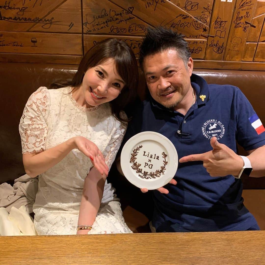 吉田美紀さんのインスタグラム写真 - (吉田美紀Instagram)「・ ・ 同い年メンバーで忘年会🥂 ・ 陽気でポジティブ･:*+.:+ 一緒にいるとすごく元気になれるメンバー♡ ・ 食べて飲んで語って&歌って🎤 まさに忘年会だったね！！ ・ 中目黒の“ブロックス” ぷるぷるのトリュフオムレツに フォアグラバーガー🍔 ハンバーグも絶品♡♡ ・ @blocks_takanori_sato さんの粋なサプライズに ビックリ&嬉しかったです✨✨ ・ アットホームで温かいお店。 また伺います˚⁎⁺˳✧༚ ・ ・ #dinner #nakameguro #blocks #friends #sameage #女子会 #忘年会 #同い年 #中目黒 #中目黒グルメ #ブロックス」12月17日 19時33分 - miki__yoshida