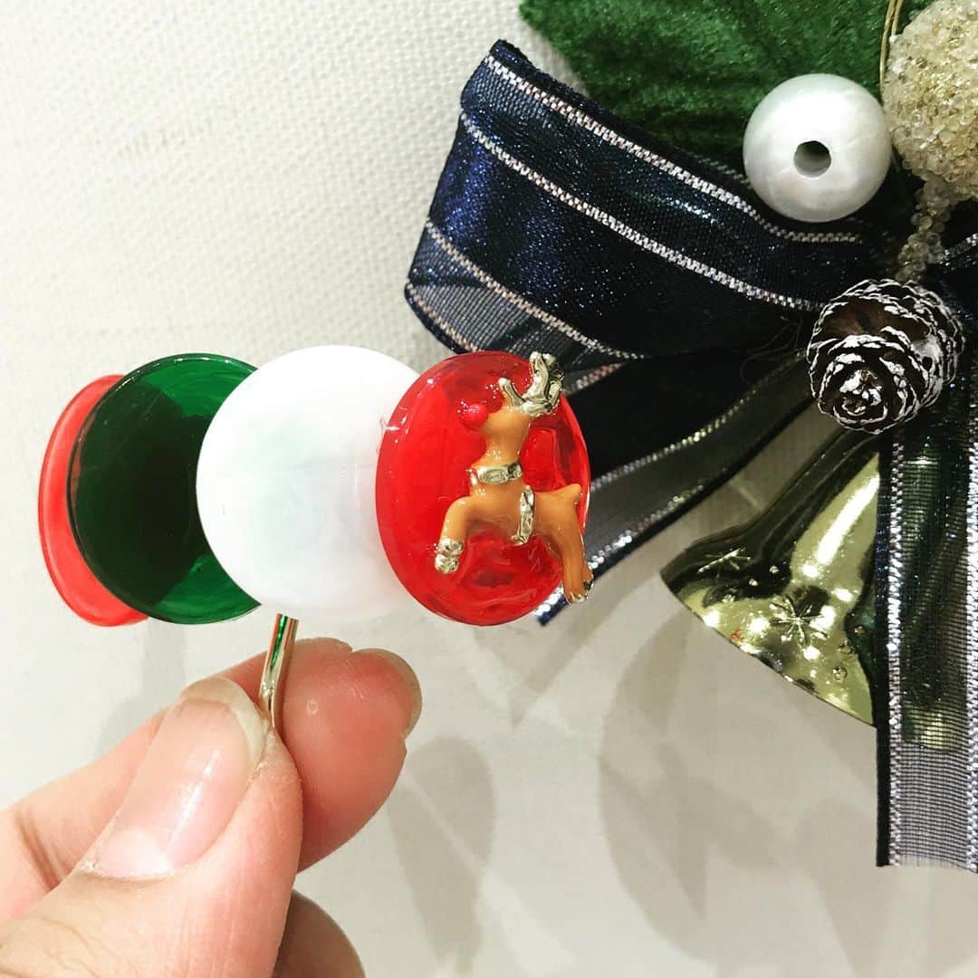 パーツクラブ Partsclub スタッフオリジナル商品さんのインスタグラム写真 - (パーツクラブ Partsclub スタッフオリジナル商品Instagram)「グランプレール 越谷店のスタッフ作品のご紹介です(^^)＊ ＊ 丸プレートのシリコン型を使って、5つプレートを作り、それぞれをポニーフックの金具に貼り付けました♪＊ ＊ クリスマスまで、あと1週間！！ ＊ 1年間あっとゆう間でしたね☆彡 ぜひぜひみなさま、チャレンジしてみてください！ ＊ #パーツクラブスタッフ #partsclubstaff #パーツクラブ #partsclub #グランプレール  #越谷レイクタウン #クリスマスアクセサリー #ポニーフック #ハンドメイド #handmade」12月17日 19時36分 - partsclub_staff