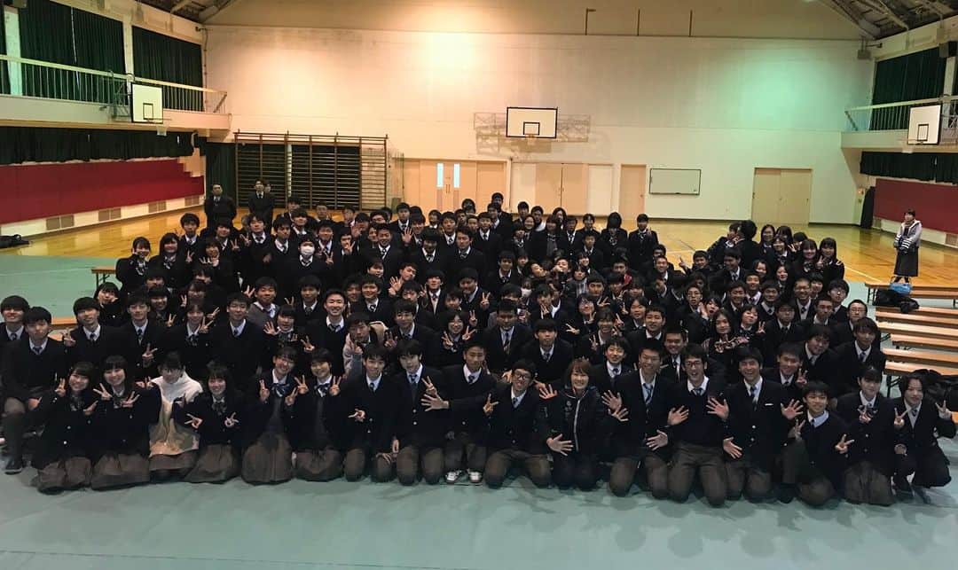 佐野優子のインスタグラム：「. 京都府立北桑田高校へ🏫 . 何度か訪問している学校だけど、自然に囲まれた環境は何度来てもいいなぁ😊 . 優秀な生徒さんが育つ理由がわかるな◟̆◞̆ ❁ . #北桑田高校  #森林リサーチ科 #ログハウス #男子バレーボール部 #ボルダリング」