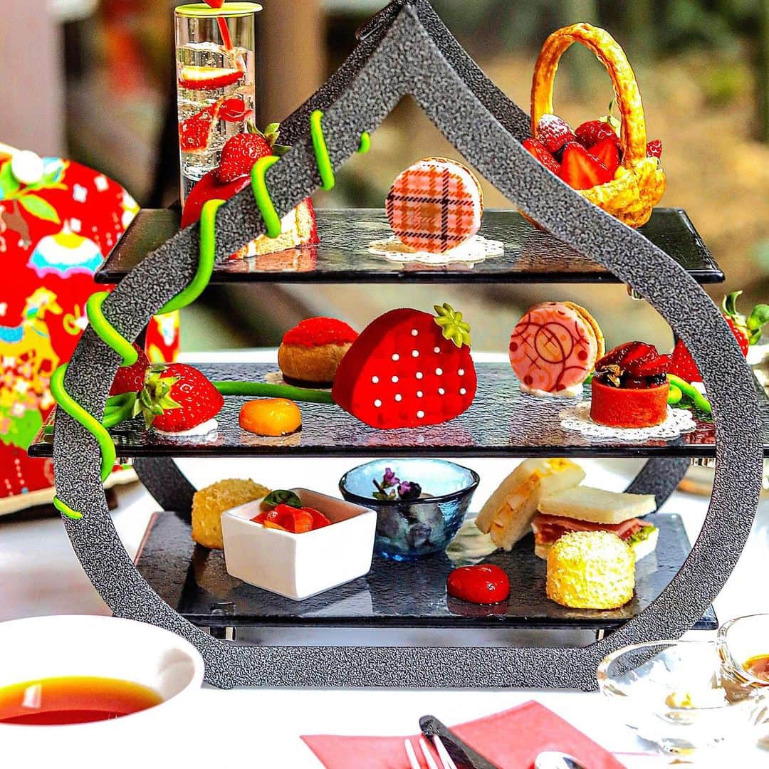 のインスタグラム：「. .  RIHGA Royal Hotel Osaka @rihgaroyalhotel  洗練された しずく型のスタンドに、 苺スイーツが 一堂に会した "苺のロイヤルアフタヌーンティー”。 .  果実もあれば 果実のような ムースも🍓  絡まるツタも もちろん可食🌿  event:2019年12月1日（日）～2020年4月30日（木）  #リーガロイヤルホテル #リーガロイヤルホテル大阪 #rihgaroyalhotel#pr」