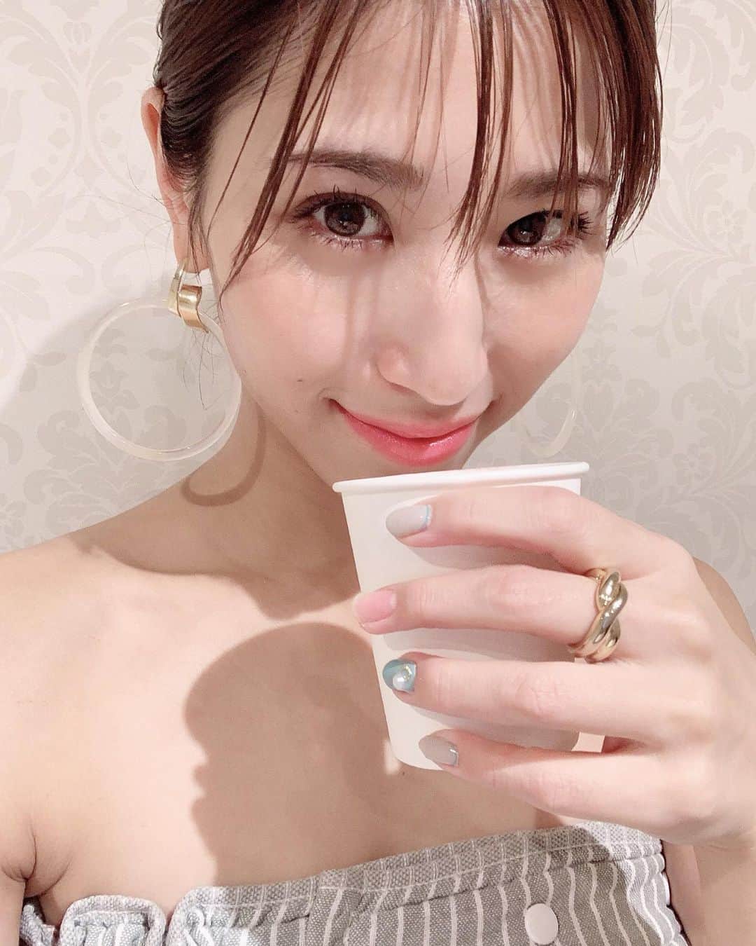 のインスタグラム：「. そういえば先週エレナクリニックで肩ボトックスをして 一週間経ったので経過のご報告！ . 結論、よかったです🙆‍♀️ 注射打った直後からコリが柔らかくなってるのがわかり、 日にちが経つにつれて肩こりが軽減されて、感動🥺🥺！！！ しかも肩のコリがほぐれたことで肩のラインも少しスッキリしたので 一石二鳥です👍 肩のもっこり感少なくなってるの写真でわかるかなー？(特に右側) これでしばらく楽に過ごせそう😭💕 . ちなみに施術自体は5分くらいで終わり、 凝っている部分に何箇所か注射するんだけど、 痛みは全然我慢できる程度でした！ 終わった後も違和感や痛みも私はなかったので 何事もなかったかの様に仕事に行きました！ 価格も高すぎずだったよー！ . #エレナクリニック#肩ボトックス#肩こり#ボトックス#最新美容#美容クリニック#美容皮膚科#新宿」