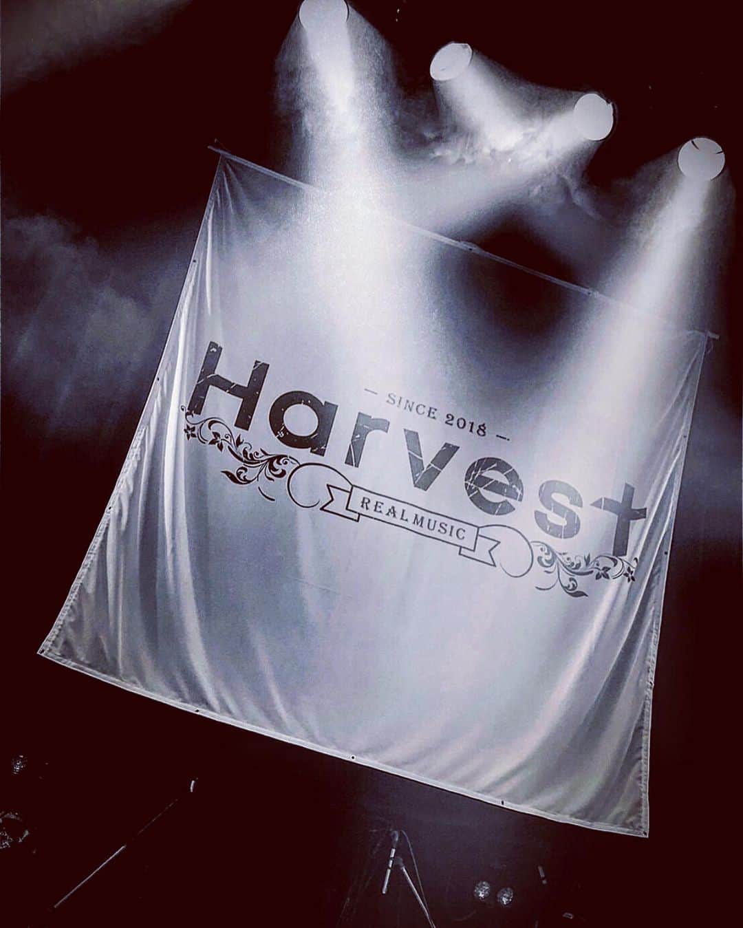 草川瞬さんのインスタグラム写真 - (草川瞬Instagram)「2019. 12. 14﻿ ﻿ Harvest﻿ at. Shibuya clubasia﻿ ﻿ 遂にこの日がやってきた﻿ ﻿ ここ数ヶ月はこのイベントに向けて頑張ってきたと言っても過言ではない気がする。﻿ それぐらいに自分の中では大切なイベント﻿ 主催ということもあり気合いも入る。﻿ ﻿ 数日前にインスタライブでも話したんですが﻿ このHarvestというイベントの拘りは音楽に特化したいということ。﻿ とは言え、色んなジャンルがある中で何がどうとか言うつもりは毛頭ない。ただただ自分が格好良いと思えるアーティストにお声がけさせて頂いている。﻿ ﻿ 個人でやっている為、やはり無名の草川瞬に賛同してくれるアーティストやプロダクションは少ない。自分の力不足を痛感させられる。﻿ ﻿ しかしながら今回も豪華な顔触れが参加して下さいました。﻿ ﻿ MAY'S﻿ Brand New Vibe﻿ HAND DRIP﻿ ﻿ 知名度やクオリティ、人間性、どれをとっても一級品の皆様方です。﻿ 4マンLIVEなので、1組の時間もたっぷりあるのがHarvestの拘りの一つでもある。﻿ もう1組目のHAND DRIPからLIVEを見てて本当に素晴らしいLIVEに完全にくらいました。﻿ 続いてBrand New Vibe、敬太郎は歳こそ下ですが、彼の真っ直ぐさストイックさ人間性に憧れていて、やっぱりその輝きはステージから解き放たれていました。﻿ そして、MAY'S。﻿ 舞子ちゃんの圧巻の歌唱力と純君が作る楽曲の素晴らしさに、今回は特別にBAND編成でのステージで、贅沢過ぎる時間でした。﻿ ﻿ そして自分のステージ。﻿ SET LIST﻿ ﻿ M-01. KOTODAMA﻿ M-02. Squeeze U﻿ M-03. Runaway Baby (Cover)﻿ M-04. I Gotta Go﻿ M-05. Good Life, Good Mind﻿ M-06. DO YOU RIGHT﻿ M-07. Rainbow feat. MAY'S, Brand New Vibe﻿ M-08. Highball﻿ ﻿ Band member﻿ Vo. 草川瞬﻿ DJ. COZY﻿ Gt. Tsuyo-B﻿ Dr. KENTO﻿ ﻿ 新曲も2曲披露しました。﻿ また大切な作品が増えました。﻿ そして久々にRainbowをMAY'SとBNVと歌う事が出来たのも感慨深い時間となりました。﻿ ﻿ とにかく感謝しかありません。﻿ とにかく幸せな時間と空間でした。﻿ ﻿ このHarvest、関わってくれた人全てがSpecial Guestです。﻿ ﻿ 来て下さった皆さん﻿ 出演して下さったアーティストの皆さん﻿ STAFFの皆さん﻿ ﻿ 本当にありがとう御座います。﻿ 今後もHarvestを宜しくお願いします。」12月17日 19時42分 - shunkusakawa