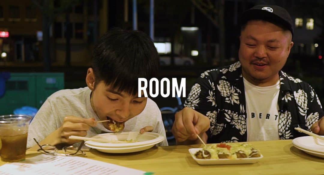 room onziemeのインスタグラム：「🍻🍽🍻﻿ ﻿ - hu-do -﻿ ﻿  ROOMが独自にピックアップした﻿ 「イケてる」アーティスト、クリエイターを﻿ ゲストに迎え、お酒を片手に美味しいご飯と﻿ その土地の「風土」を感じながら﻿ ゲストの素顔に迫るトークセッションシリーズ。﻿ ﻿ ■Vol.4﻿ dodo @dodo_fnt_pokimonisforever﻿ ﻿ ﻿ ▼Today's Shop﻿ 8FINGAZ  @8fingaz﻿ ﻿ ↑プロフィールURL内﻿ 「YouTubeチャンネル」にてチェック。﻿ ﻿ --------------------------------------------﻿ #room_jp﻿」
