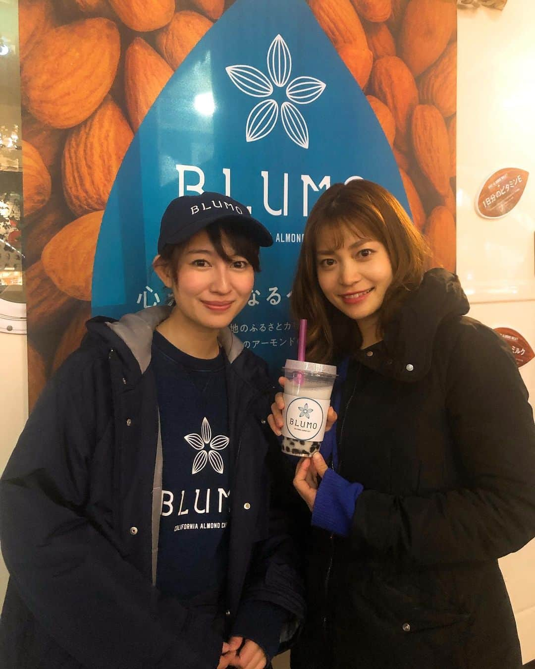 沖玲奈のインスタグラム：「仕事終わりに、原宿の #wework 下に出店しているアーモンドミルクカフェ「BLUMO」にお邪魔してきました😻✨ #週末モデル 広報部長で活躍してる奈奈ちゃんにも久々に会えたので嬉しかった〜🥰相変わらず可愛すぎて眩しい。。😂✨ ・ 種類も沢山あったけど、寒いのでホットのブルーアーモンドを頂きました😊⭐️ホットのタピオカは個人的に新しい試み笑、だったけどめちゃ美味しかった〜😉 低糖質なので甘すぎずヘルシーな味でした✨ほんとに飲みやすくて一瞬で飲んじゃいました🤣笑 ． 週末モデルとブルーダイヤモンド・グロワーズの共同出店で、12月16〜22日(日)の期間限定で出店されているので近郊の方は是非行ってみてください〜🥰原宿の明治通り沿い、Wework下のキッチンカーなので、分かりやすいと思います💓 ・ 因みに期間中はブルーの服装で行くと好きなドリンク1杯が無料になるそうです💙私も今日はちゃっかり青🙈🍷笑  今週末の #代々木公園ラン の帰りにもう一回寄ろうかな🏃‍♀️⭐️笑 ななちゃん今日はありがとう〜😻✨✨ #blumocafe#blumo#cafe#週末モデル#原宿#原宿カフェ #bluediamondalmonds#productofcalifornia#pr#アーモンドミルク#タピオカ#食物繊維#植物性#植物性ミルク#ヴィーガン#東京カフェ」