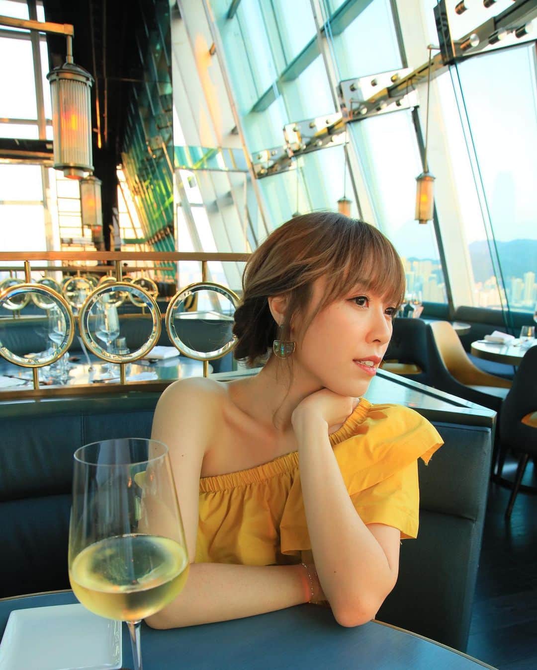 Miss Hunnyのインスタグラム：「尋日大家都急不及待嚟考驗我， 我亦都將畢生所學拎晒出嚟， 既然大家玩得咁過癮， 如果我拍「周星馳問答比賽」， 特登整個獎盃🏆出嚟 搞個海選嚟個過五關斬六將， 你哋會唔會參加？  Makeup & hair do | @angelashummakeup  Hair make | Rick (9637 1903) Photo by | @szetosifu」