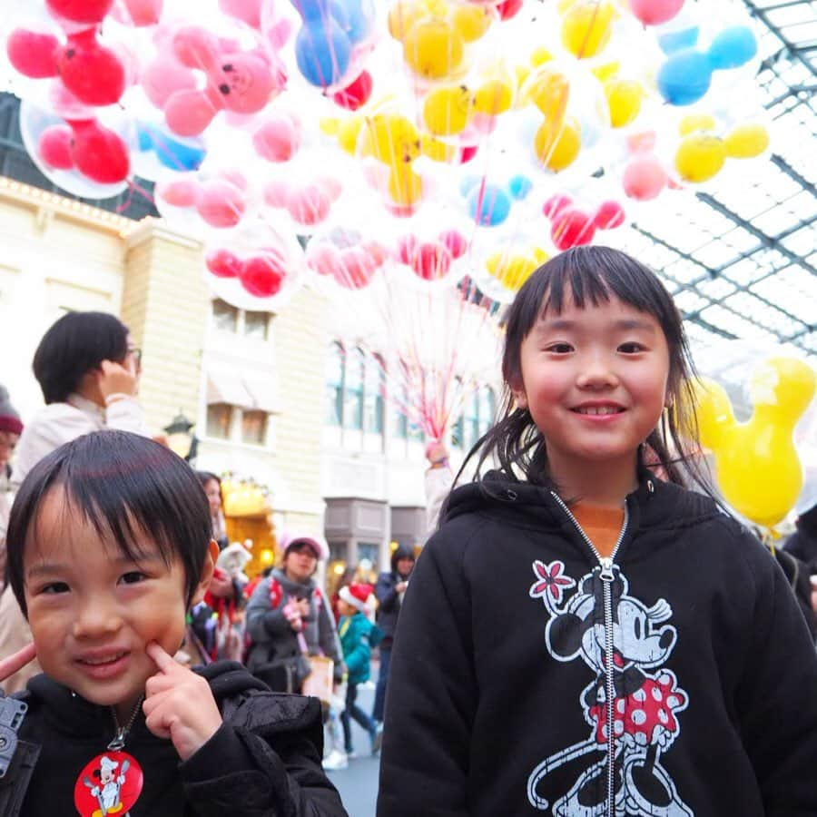 makikoさんのインスタグラム写真 - (makikoInstagram)「❤︎ 大阪からやってきたじーじばーばと姪っ子たちと、ディズニーランドに行ってきました🤗🌟 ．  やっぱり子どもたちワイワイおった方が盛り上がるね😆✨✨ ．  音楽大好きなことちゃんはパレードにノリノリで参加🎶😃🤲🏻 ．  めっちゃ手振ったり拍手したり楽しんでたよ〜💕 ．  まだまだ写真あるのでまた載せます🎄😘 ．  #ディズニーランド #夢の国 #いとこ #待ち時間対策に仮面ライダーのプログライズキー #姪っ子たちには引かれてたw #つむちゃんは絶賛イヤイヤ期 #イッツアスモールワールド疲れたとき寝がち #1歳 #生後15ヶ月 #4歳 #兄妹 #親バカ部」12月17日 19時54分 - batako93