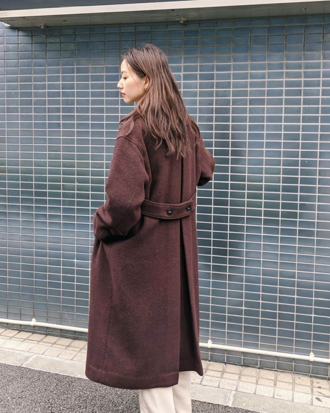 Shiho Sasakiのインスタグラム：「リクエスト多かったコートについて☝️ 発売中のA LINE WOOL LONG COATだよ🙆‍♀️ バックにタックが入っていて、立体的なシルエットが可愛い💘 #MOUSSY#MOUSSYSNAP#pixelで撮影#team_pixel#baroque_pixel」