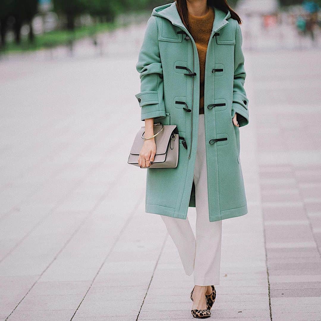 バビロンさんのインスタグラム写真 - (バビロンInstagram)「// STYLING //﻿ 冬のコーデに映えるミントグリーンのコートはきれいめな白ボトムと合わせて。中に着るニットはコンパクトながら柔らかい雰囲気を醸し出すラクーンニット、足元はヒールで女性らしさも添えて。﻿ ﻿ #アウター﻿ ■メルトンダッフルコート(#BABYLONE) ¥42,000→¥33,600+tax［20%OFF］﻿ ﻿ #トップス﻿ ■5Gスフレニットプルオーバー(#BABYLONE) ¥17,000+tax﻿ ﻿ #ボトム﻿ ■起毛シガレットパンツ(#BABYLONE) ¥15,000+tax﻿ ﻿ #バッグ﻿ ■リング2WAYショルダーバッグ(#MARCOBIANCHINI) ¥14,000→¥8,400+tax［40%OFF］﻿ ﻿ #シューズ﻿ ■7cmセパレートヒールパンプス(#BABYLONE) ¥18,000→¥11,000+tax［40%OFF］﻿ ﻿ 👉🏻 スワイプ&画像をタップし、リンク先より詳細をチェック！﻿ ﻿ #バビロン﻿ #スタイリング」12月17日 19時55分 - babylone.official