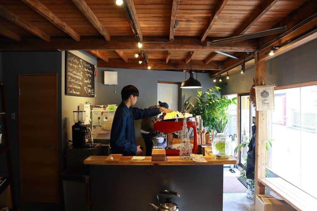 石井輝明さんのインスタグラム写真 - (石井輝明Instagram)「石川、金沢。 今日は朝から仕事して、昼から同期4人でバーベキューをしました。 雨降らなくてよかった。  #sunnybellcoffee #cafe #coffee #カフェ #石川カフェ #金沢カフェ #カフェ芸人 #火を起こして #肉焼いて #鍋して #缶詰蒸して #コーヒー淹れて #角刈り触って #煙に目をやられて #最高だった #次回が楽しみ」12月17日 19時58分 - comandanteishii