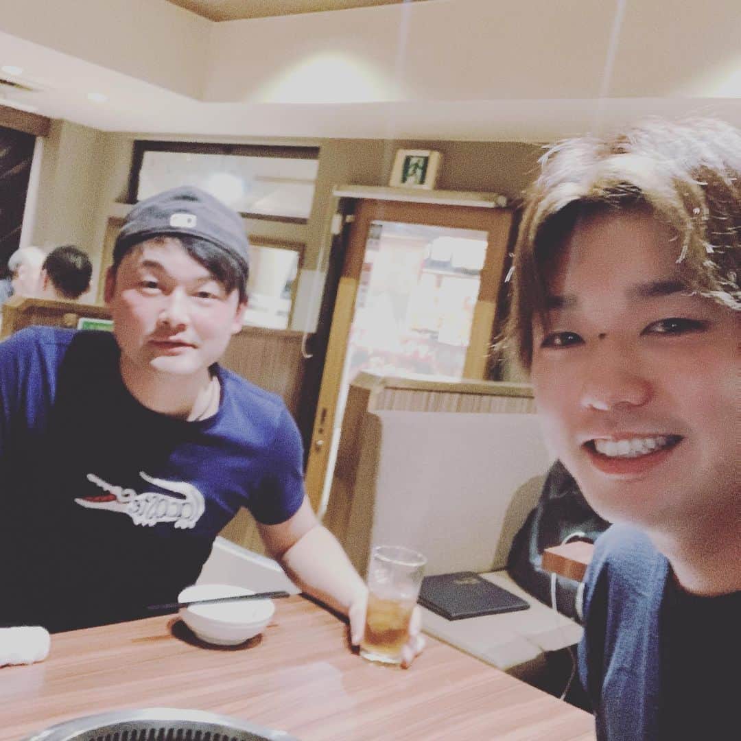 石川亮のインスタグラム：「中学時代のバッテリーでご飯 懐かしい。  isonoで働いてるって  #バッテリー #親友 #懐かしい #isono」
