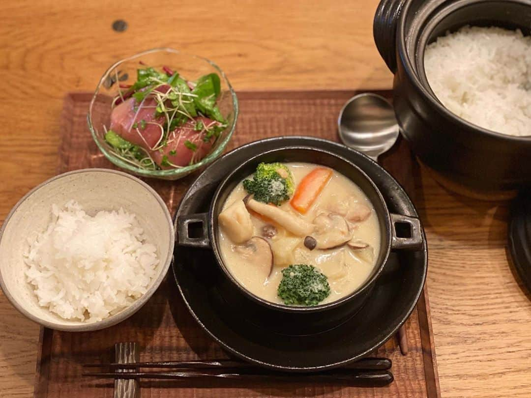 高山直子さんのインスタグラム写真 - (高山直子Instagram)「初のお家で土鍋ごはん🍚 もっとハードル高いイメージだったけど、こんなに簡単で最高に美味しいごはんが炊けるなんて知らなかったー😭✨旅館の味だ。せっかくだから良いおひつも年内に買おう。 ごはんに合うように、 ●和風豆乳シチュー ●ブリの和風カルパッチョ 豆乳シチューは、米粉で。隠し味に麺つゆとお味噌で和風に🤤美味しくていくらでも食べられちゃって危険🐷笑 明日の朝ごはんにもするんだ🥄  #なおコロ食堂 #土鍋ごはん#大黒窯#大黒ごはん鍋#炊きたてごはん#ごはんに合うおかず#和風シチュー#豆乳シチュー#うつわ」12月17日 19時59分 - nao_70koro