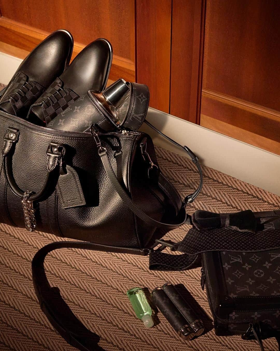 ルイ・ヴィトンさんのインスタグラム写真 - (ルイ・ヴィトンInstagram)「Packing for the Holidays with #LouisVuitton. Bring an extra level of refinement to holiday engagements with a Monogram Cigar Case or Cocktail Shaker. Last call to order your #LVGifts for delivery before December 25th via link in bio.」12月17日 20時00分 - louisvuitton