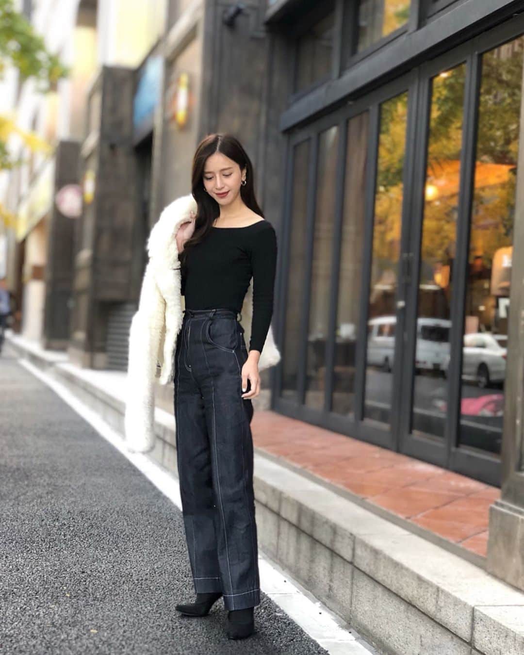 のインスタグラム：「6th by ORIENTAL HOTELでWゆきこちゃんとランチ。サラダランチはボリュームたっぷりでお野菜好きさんにオススメ♡﻿ ﻿ 午前中に届きたてホヤホヤの﻿ @amel_official__  の﻿ ホワイトステッチハイライズデニムを履きました。﻿ ハイウエストに長めのレングス。﻿ 噂には聞いていたけど脚長効果抜群🥺﻿ 美シルエットデニム✨﻿ 困ったらこのデニムを手に取ってしまいそう🥰﻿ ﻿ もふもふは @tarohoriuchi ﻿ #fashion #outfits #instafashion #coordinate #denim #amel #amel＿official  #エイメル #amel2019 #デニム  #コーディネート #カジュアル #ボア #ボアジャケット #ファーコート #カジュアルコーデ #ママコーデ #シンプルコーデ #ママファッション#大人カジュアル」