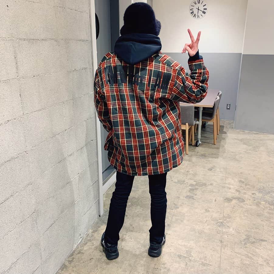 向山毅さんのインスタグラム写真 - (向山毅Instagram)「#iamwhatiam #autumn #winter #2019 #collection  #oversized #checkshirt #green & #winered #Lサイズ着用 オーバーサイズでむっちゃ可愛いデザイン！！ #IAMWHATIAM  #IAMWHATIAM2019AW #ootd #fashion #mensfashion #プリケツもスッキリ収納✨ #笑」12月17日 20時03分 - take_solidemo
