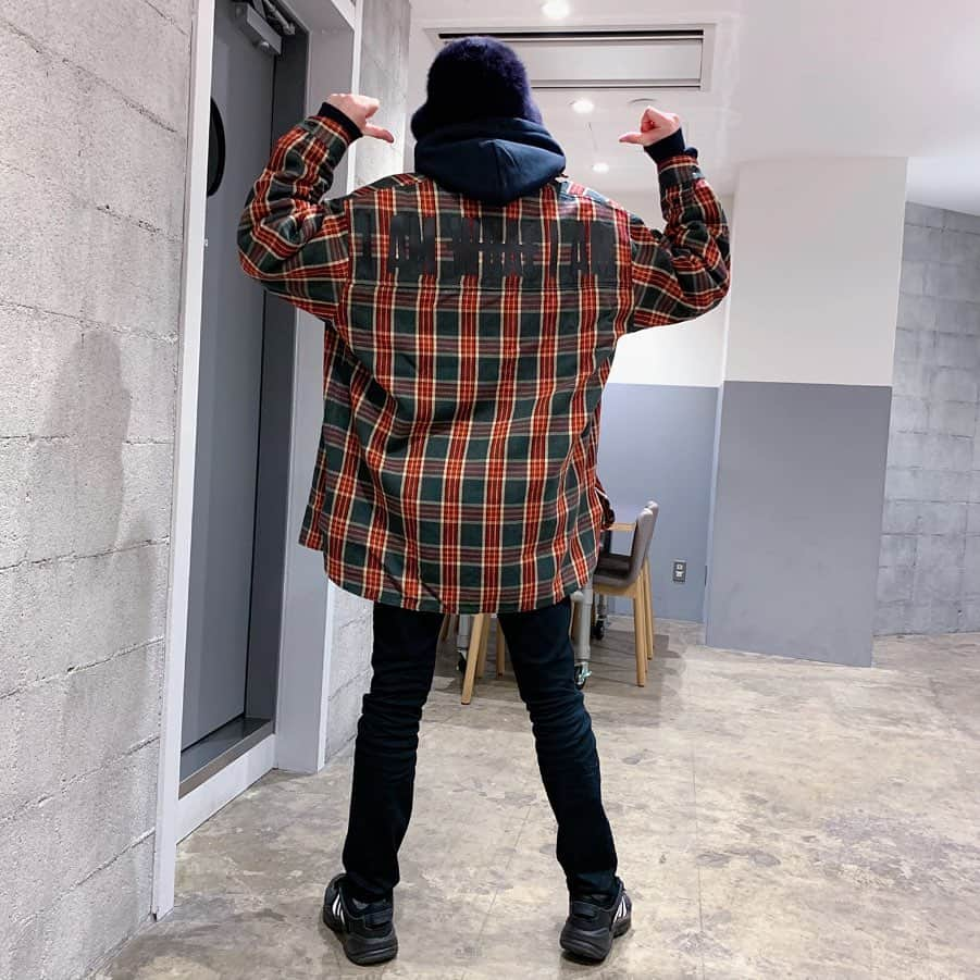 向山毅さんのインスタグラム写真 - (向山毅Instagram)「#iamwhatiam #autumn #winter #2019 #collection  #oversized #checkshirt #green & #winered #Lサイズ着用 オーバーサイズでむっちゃ可愛いデザイン！！ #IAMWHATIAM  #IAMWHATIAM2019AW #ootd #fashion #mensfashion #プリケツもスッキリ収納✨ #笑」12月17日 20時03分 - take_solidemo