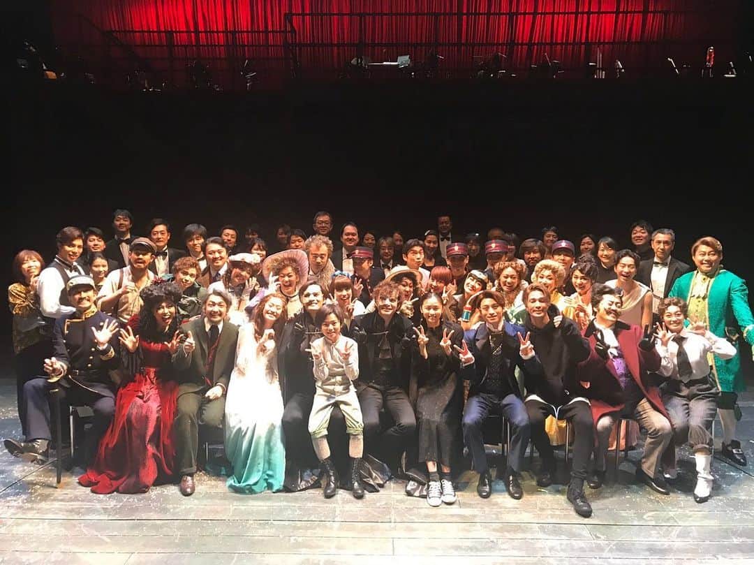 のインスタグラム：「ミュージカル『ファントム』 全公演終了。 この作品の、カンパニーの一員になれて幸せでした。 ミュージカルの世界に入って10年以上経ちますが、初体験がたくさんあって、とてもいい経験になりました🙏🏼 ありがとうございました✨ . “希望や喜びと表裏一体の絶望と悲しみ” この作品では、稽古期間中から本当にたくさん泣いたなぁ。心に響く言葉や音楽は聴く年齢や経験とともに変わっていくのだなぁと体感。 また『ファントム』に出逢えてよかった。 . #ファントム #ミュージカル #phantom #musical #love」