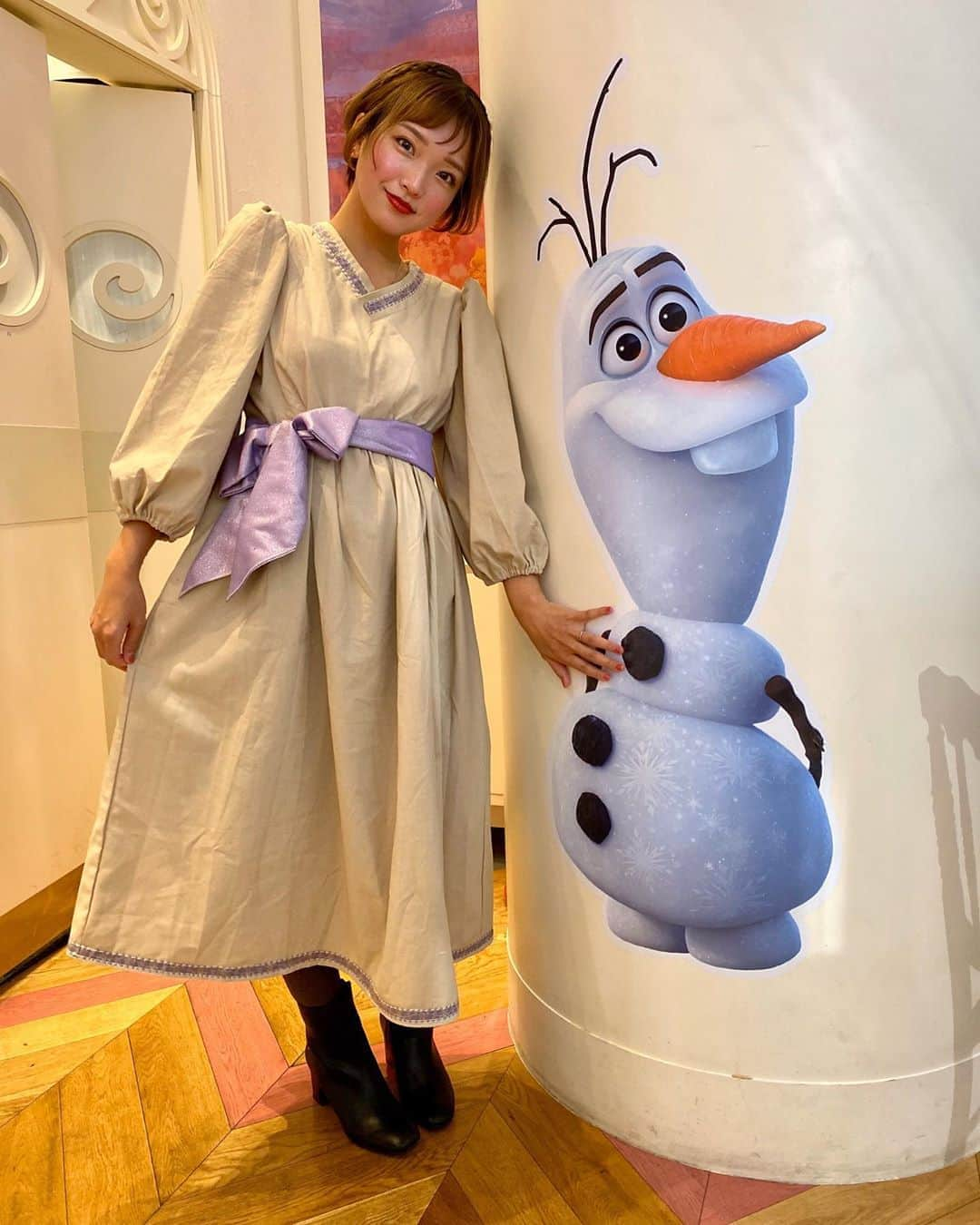 伊藤澄花のインスタグラム：「念願のアナ雪カフェ💕💕 お店思ったよりこじんまりって感じだったけど普通に外装可愛すぎてプチアレンデールを感じました❄️(笑)  お洋服はアナ雪2のアナイメージでリメイクしたよ✌️ . . . .  #frozen2 #アナ雪2 #アナと雪の女王2 #アナ #エルサ #anna #elsa #disney #disneygram #disneylife #disneylove #アナ雪カフェ #アナ雪バウンド #バウンドコーデ #ディズニーバウンド」