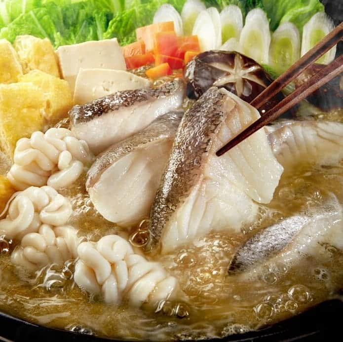 おいしい鍋のインスタグラム：「. ＼旬の‟たら”を味わいつくす！／ 旬の魚をメイン食材に、おいしさを引き出すやさしい塩味のお鍋はいかがですか？ 鶏がらだしと塩麹の豊かな旨みが、ほっとするおいしさを演出します。 . ●レシピはこちら http://nabe.moranbong.co.jp/recipe/detail/id=1411 . #おいしい鍋 #モランボン #たら鍋用スープ #たら鍋 #たら #鍋 #鍋つゆ #instanabe」