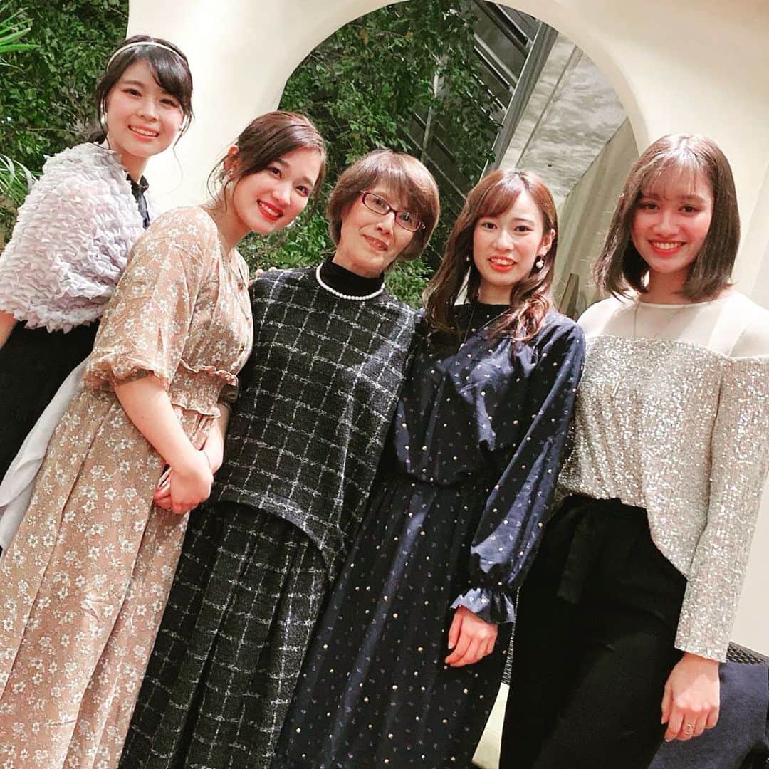 ベネット・マヤのインスタグラム：「End of year celebrations!  It’s a surreal feeling knowing that this year I have moved from being the athlete to coaching future stars in the making. It still feels very strange being called Maya Sensei, and it makes me feel kinda old😅 I promise to do my best to coach and raise these beautiful young girls, and I know I will feel proud of how much these girls have grown over the last few months! I am also so incredibly grateful for Adachi Sensei for welcoming me as a coach, even when I had little to no experience. I truly feel that if this job opportunity did not arise I would have been very lost without rhythmic gymnastics in my life! Here’s to many more years🎉 #安達新体操クラブ  #rhythmicgymnastics #proud #christmastree #gymgirls」