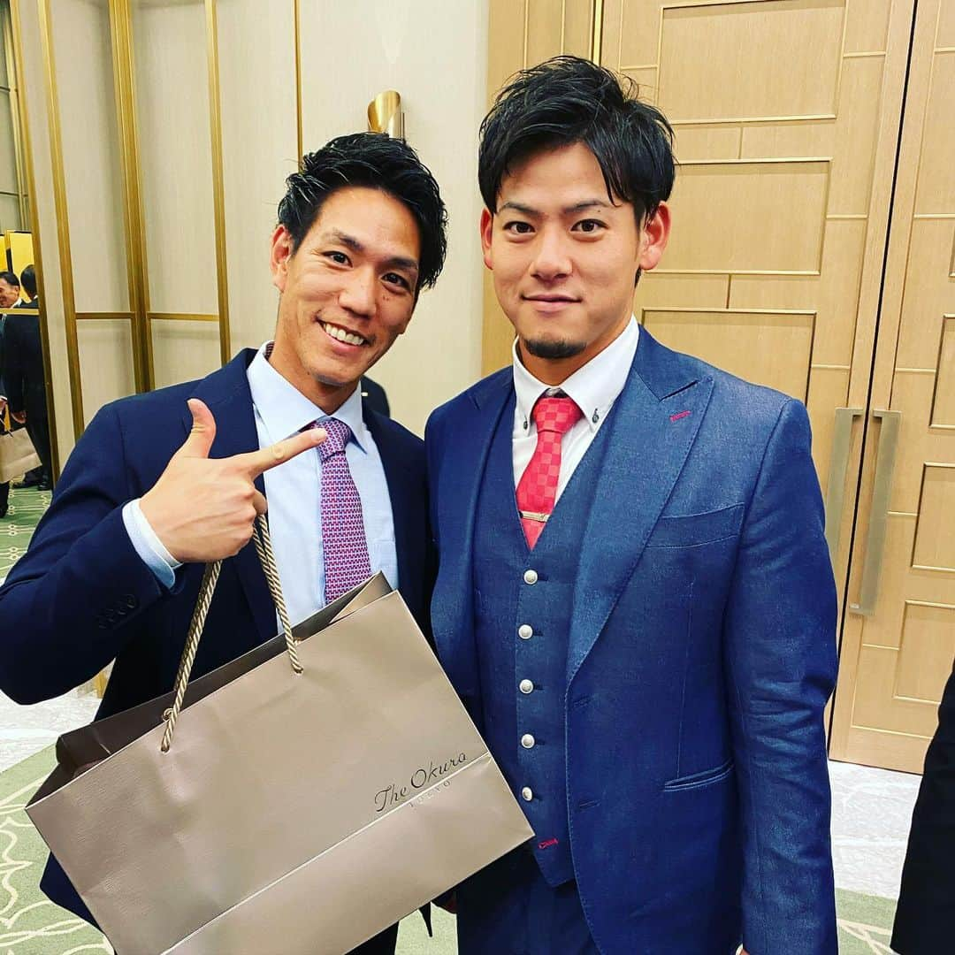 荒波翔さんのインスタグラム写真 - (荒波翔Instagram)「新旧4番コンビ🤗  #伊藤裕季也 #denaベイスターズ  #結婚式 #4番  #新旧」12月17日 11時44分 - shoshoshonosho.4