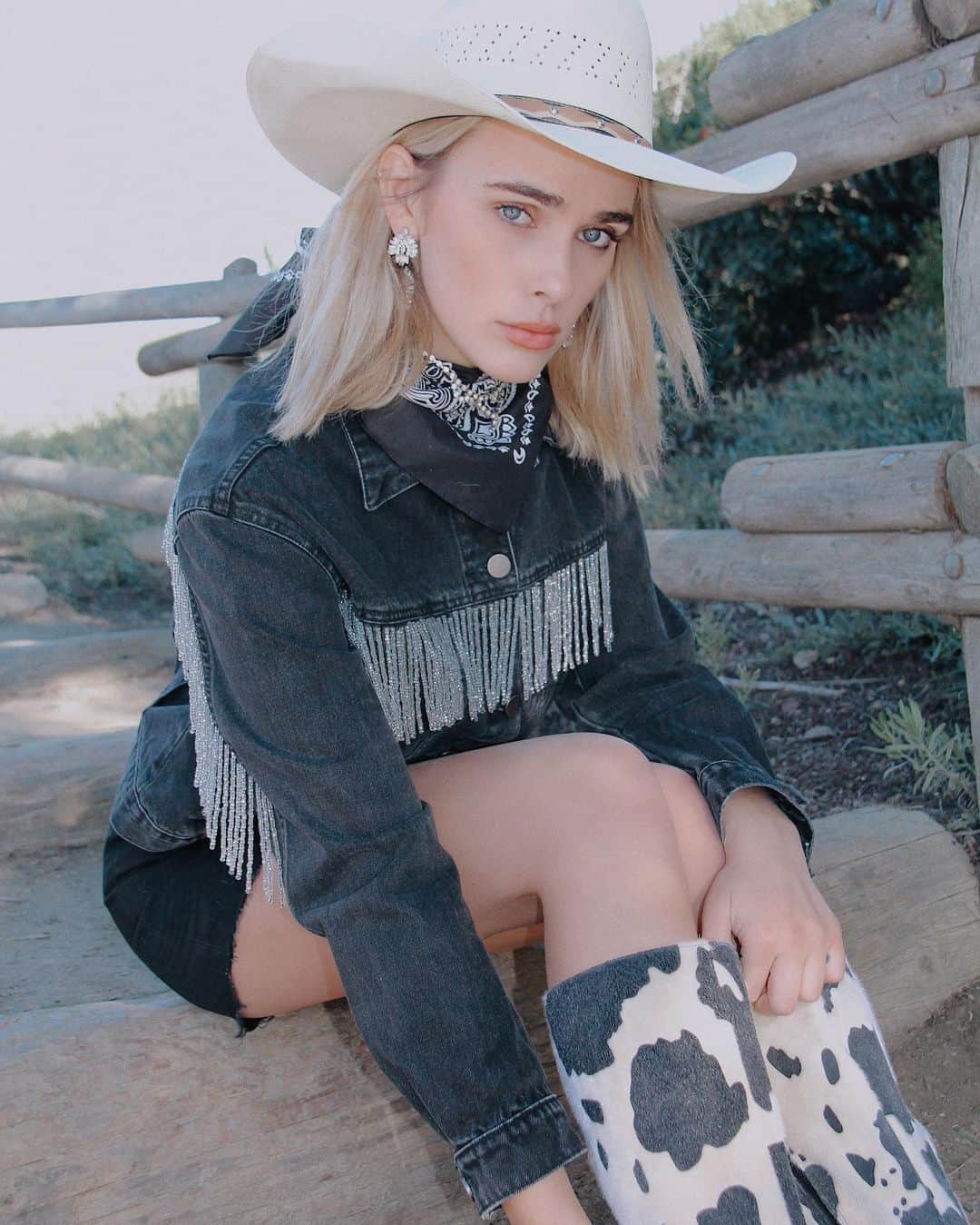LYZYのインスタグラム：「cowgirl, but make it fashion.」