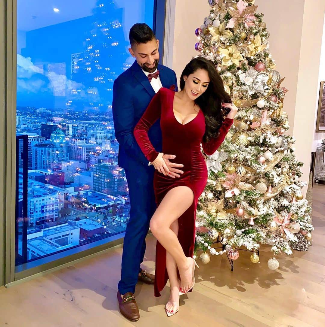 laurag_143のインスタグラム：「19 weeks today 🤰🏻 Are you guys team boy or team girl 💙💗, comment below?! We get to find out what we are having tomorrow 😭and I couldn’t be more anxious and excited😱❤️ - This photo was taken last week and the very next day my stomach popped out a tad more. I’m finally no longer puking 🙌🏼 and I can eat pizza again LOL 😋」