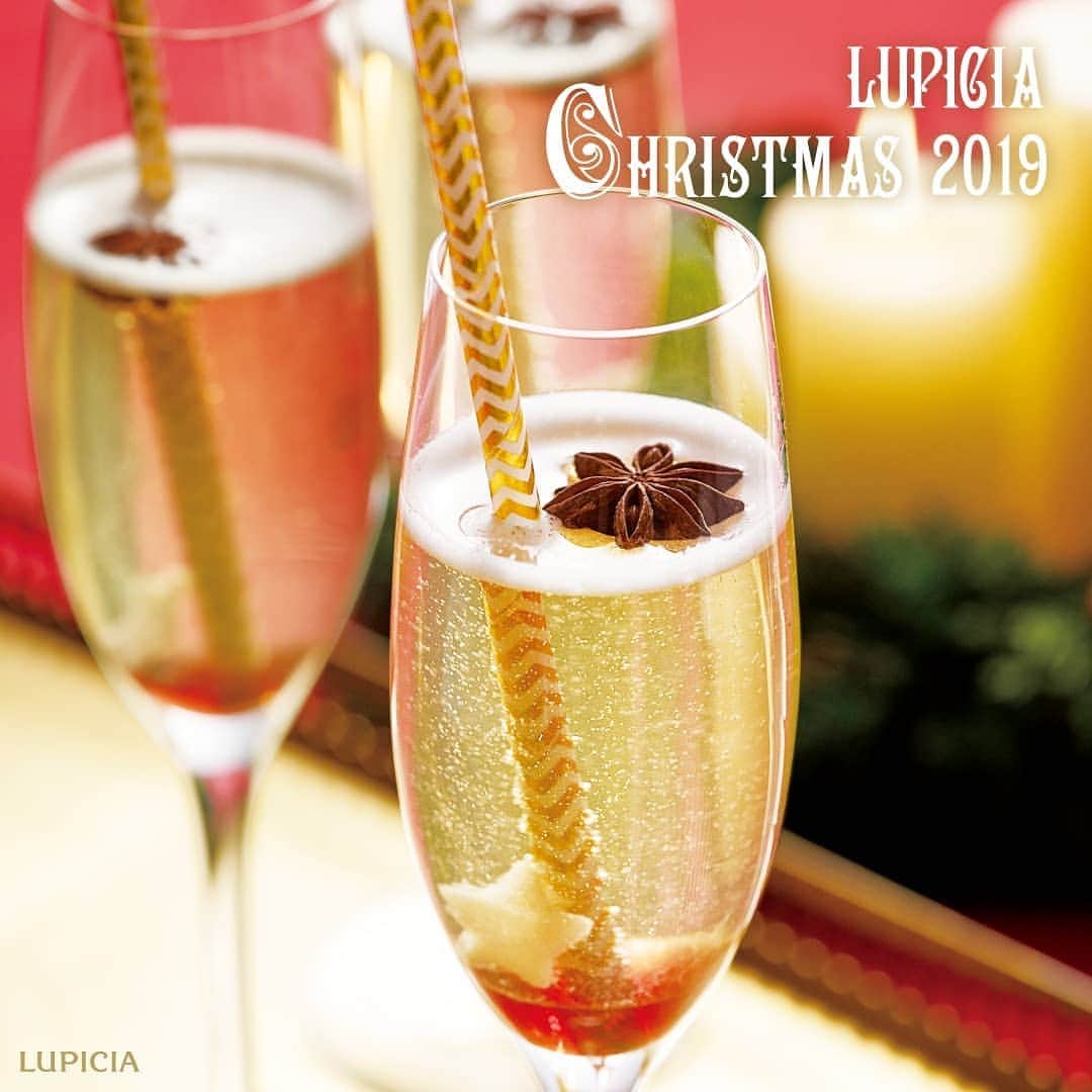 株式会社ルピシアさんのインスタグラム写真 - (株式会社ルピシアInstagram)「クリスマスパーティーの乾杯に！ 【プンシュのティーモクテル】  オーストリアで、ラム酒とリンゴジュース、スパイスを煮込んでつくられる「プンシュ」をイメージしました。  オリジナルレシピではアイスティーでスパークリングカクテル風にアレンジ。  ティーハニーとアイスティーが織りなす鮮やかな2層の水色で、リンゴの皮と果肉を表現しています。  賑やかなパーティーの始まりにぴったりの一杯です。  レシピはこちらから  https://www.lupicia.co.jp/tea-recipe/mocktail/punsch.html  #lupicia #ルピシア #世界のお茶専門店 #クリスマス #ルピシアのクリスマス #小さな妖精 #クリスティー #クリスマス2019 #ティーモクテル #モクテル」12月17日 11時53分 - lupicia_japan