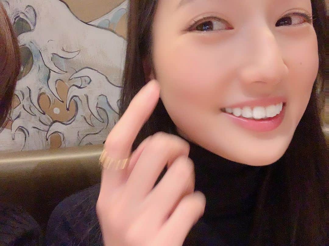 高嶋香帆のインスタグラム：「このアプリ加工し過ぎてホクロ消えるやん！ 私の特徴無くなるやん！ ってみかちゃんにイチャモンをつけてる一コマです🤣💕 . 女子ってやっぱり楽しいなぁ🤤💕」
