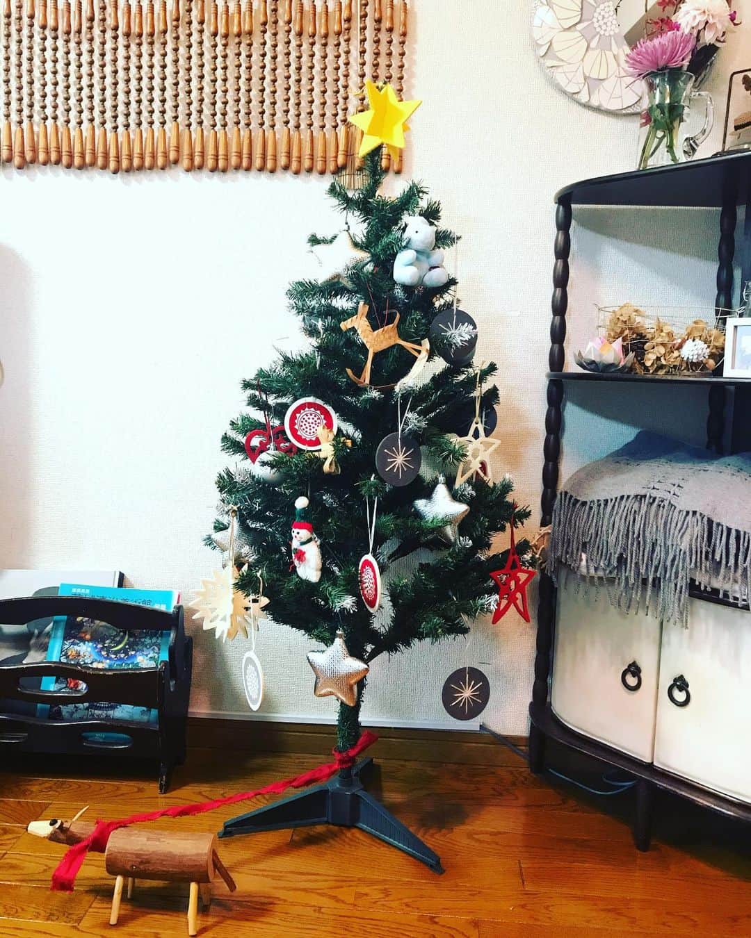 氏家恵さんのインスタグラム写真 - (氏家恵Instagram)「やっとクリスマスツリー出した。 トナカイ飼ってる風にしました(笑) #クリスマス #クリスマスツリー」12月17日 11時54分 - ujiiemegumi
