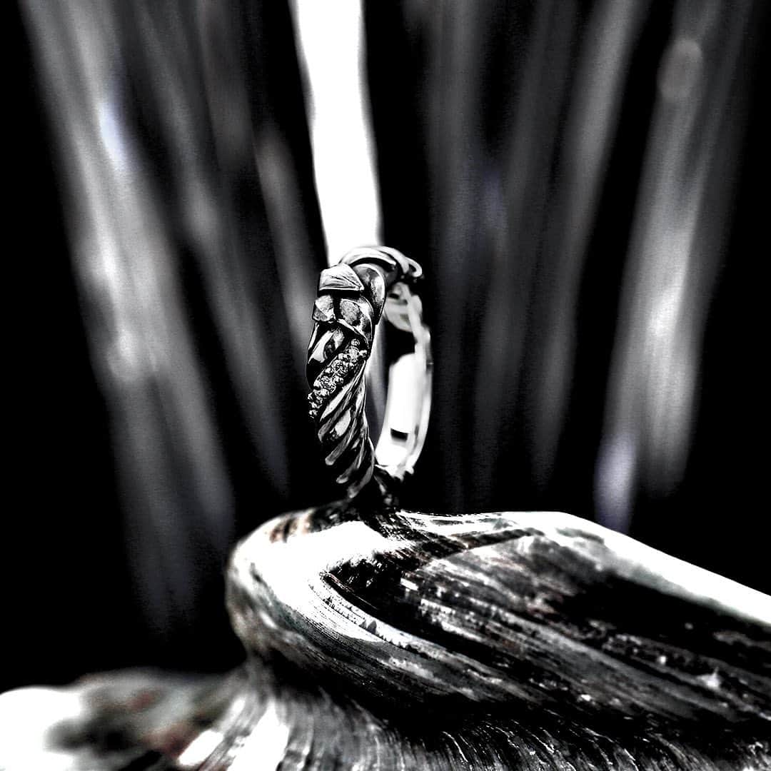 ブラッディマリーさんのインスタグラム写真 - (ブラッディマリーInstagram)「【Popular ring collection】  1P / Ring : Snowdrop w/diamonds ¥27.500-(tax in)  2P / Ring : Pledge w/diamonds ¥24.200-(tax in)  3P/ Ring : Order ¥14.300-(tax in)  4P/ Ring : Dazzle w/diamonds ¥41.800-(tax in)  5P / Ring : Tas w/k18 combination ¥24.200-(tax in)  #bloodymaryjewelry #bloodymary #jewelry #silver #fashion #jewelryporn #jewelrydesign #jewelrygram #accessory #accessories #silverjewelry #ブラッディマリー #シルバーアクセサリー #fashionjewelry #black #blackfashion #シルバー #アクセサリー #ring #pairring #指輪 #snowdrop #diamonds」12月17日 11時54分 - bloody_mary_official
