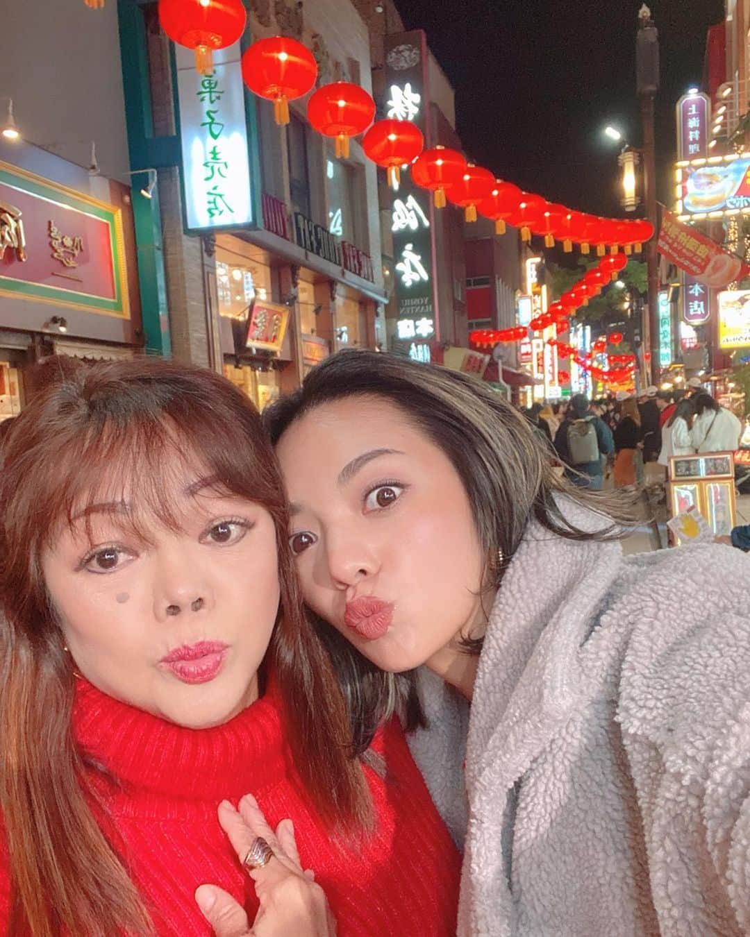 太田モニカさんのインスタグラム写真 - (太田モニカInstagram)「ママと横浜に遊びにきたよ💕 . . まずは駅前の #アソビルで  #光の深海展 を見て 中華街で美味しい肉まんを 食べ歩きしてましたっ💕 . . 昔はフィリピン人のお母さんが すごく嫌だったの。 いじめはそこまでなかったけど。 まともに日本語も喋れなかったママだったから 周りの友達になんでモニカのママは日本語が 上手じゃないの？って 言われた事もあったし、 それで私が通訳したりするのも本当嫌だった。 なんで周りと違うの？日本人のママが良かったって 何回思ったんだろう。。 . でも、ママもたくさん努力してくれてたのに 反抗期の時めっちゃくちゃ喧嘩もしちゃって 何度もぶつかり合ったけれど、、 . . 今では楽しくて明るいママで全て相談できるし、 私のハイテンションガールができた源である 自慢ママです💕 . . #monikalifestyle #love #happy #instagood #mymom  #モニカ　#横浜　#中華街 #ママとデート　#フィリピンハーフ #フィリピンのお母さん　#自慢のママ」12月17日 11時54分 - x.monika86.x