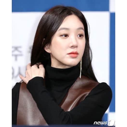 チョン・リョウォンのインスタグラム：「. 짝꿍 @stylist_eel 윤미씨_ 항상 이뿌게 꾸며줘서 고마와 이번에 고생해서 처음 세상에 나온 @ellepeut 쥬얼리도 축하해 ❤️ 잘되라아아 . @ellepeut @stylist_eel」
