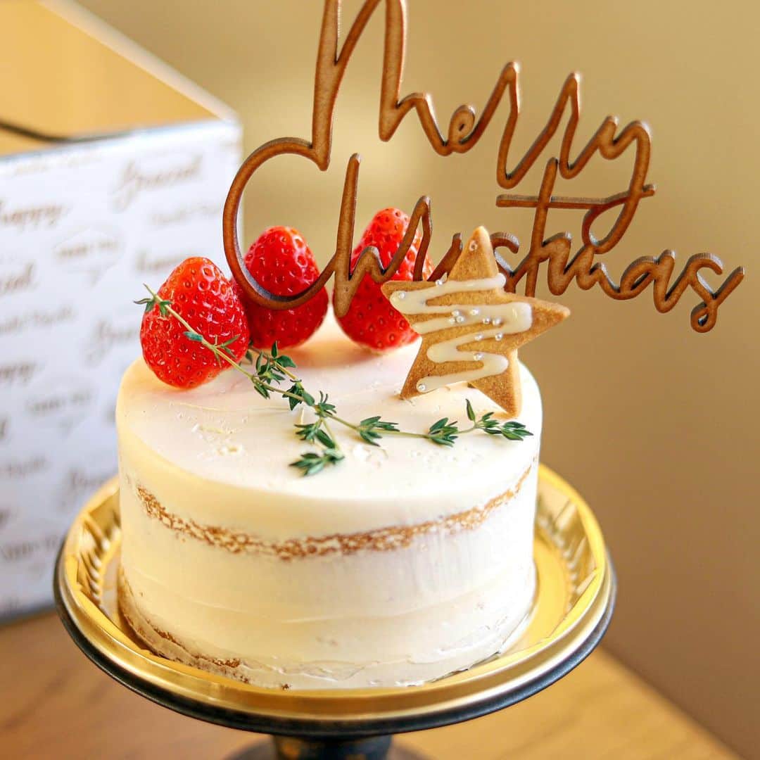 きょん。さんのインスタグラム写真 - (きょん。Instagram)「. .  ChocolatRepublic @chocolatrepublic_kobe_official  クリスマスを 自宅でゆっくりと過ごす際に 欠かせない存在、 そう！クリスマスケーキ！  ショコリパさんで 提供されるケーキの一つに 自分好みにメイキングできる エンタメ性を秘めたケーキがあって。  それが @threem.official とのコラボで販売された こちらのケーキ。  クッキー、トッパー、 それぞれが別包装されていて、 どのようにカスタムするかは Do it yourself。  もちろん 予約の受付もできるし、 今からでも購入可能だったりします...🤤 (クリスマス待たずに食べた人  #ChocolatRepublic#Christmas #ショコリパ#sweets」12月17日 11時57分 - kyon_tokiiro