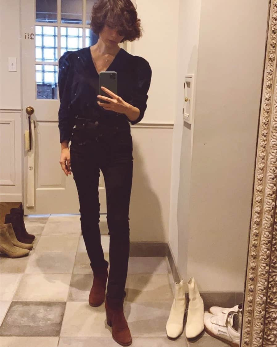 白澤貴子さんのインスタグラム写真 - (白澤貴子Instagram)「How beautiful this skinny denim is♡﻿ ﻿ 先週ストーリーズにこの写真をあげたらたくさんDMいただいたのでそのままアップ。﻿ ﻿ これで撮影に行ったら、スタッフの方々に"乗馬してるとやっぱりヒップが上がるんですね！"と言われたけど本当の秘密はこのパンツ。﻿ ﻿ ブラックスキニーは好きでよく穿く私も、さすがブラックスキニー師匠 @wakanozawa が妥協なしで作った #和香デニム だけあって仕上がりが素晴らしく、脚を入れた瞬間から感動。﻿ ﻿ 美脚、美尻、レギンス並みのストレッチ感としっかり肉厚感のある生地。﻿ ﻿ コレはお世辞なしでいい。﻿ あ、元々お世辞は言えない性格でした🙇‍♀️ ﻿ ﻿ #玄関の荒れっぷりはご愛嬌で😂 #我が家の師走感﻿」12月17日 11時59分 - takakoshirasawa