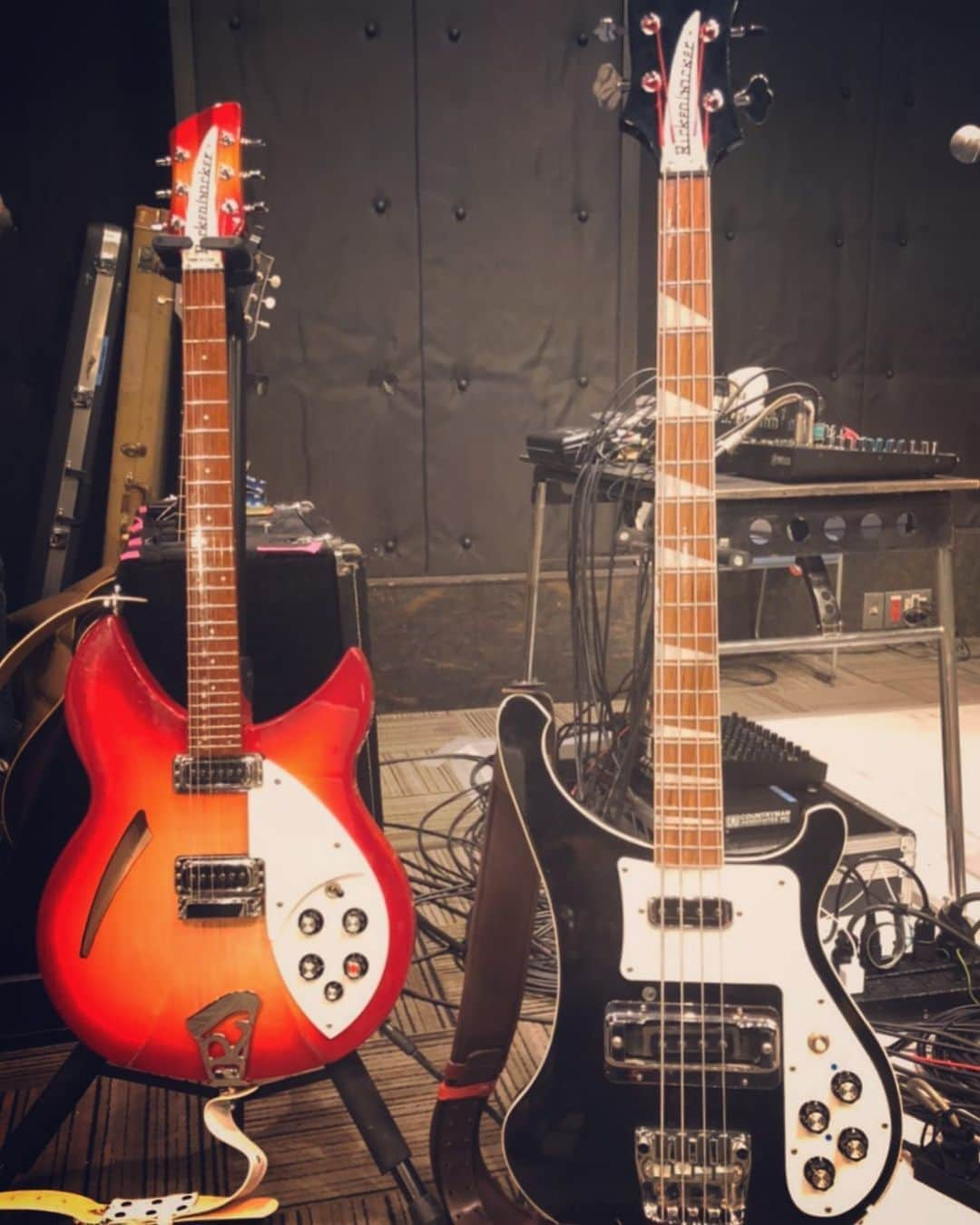 Chageさんのインスタグラム写真 - (ChageInstagram)「Rickenbacker。 これを眺めているだけで、 イギリスならば、 エールビール3杯はいける！ ベースはもちろん山田直子さんのです。同じステージに並ぶ嬉しさや！  #chagekimi  #rickenbackerbass  #rickenbackerguitars  #クリ部  #chappy」12月17日 12時10分 - chageshu06