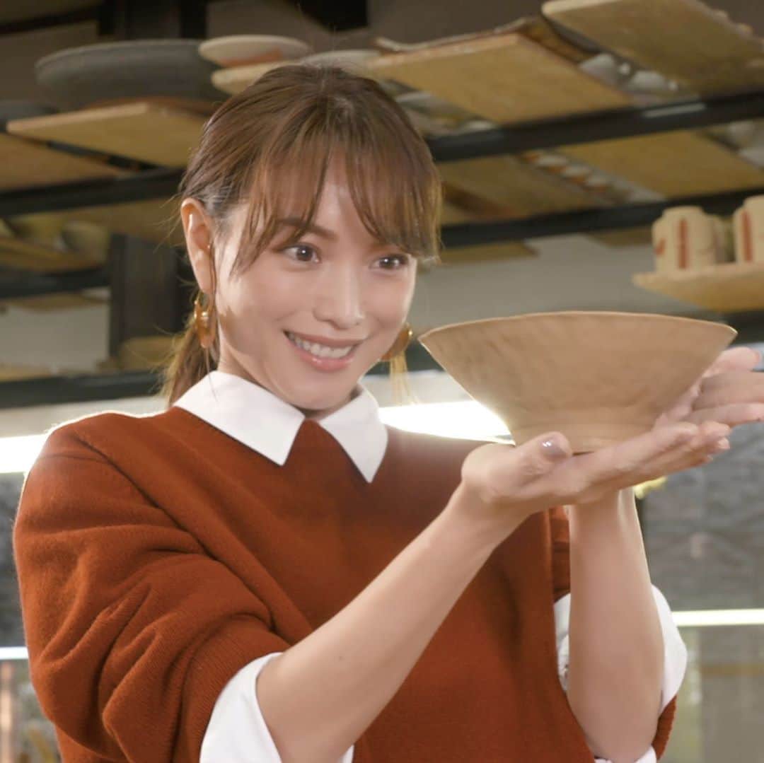 のインスタグラム：「今週木曜２２：５４分〜の「空旅をあなたへ」は、 モデル・蛯原友里さんの佐賀県 唐津の空旅です✈️✨ 古き良き伝統に出会える、佐賀県唐津。  奈良時代から続く神社など、 歴史ある名所が、今も大切に残されています！ 唐津神社にも足を運びました✨  およそ４００年の歴史を誇る伝統工芸 「唐津焼」もオススメ😊 土のぬくもり溢れる焼き物は、 多くの茶人を魅了してきました。  今回はそんな唐津焼でオリジナル作品を作ります💪  旅の記念になるので蛯原さんも楽しそうです🥰  佐賀の伝統に触れる、癒しの旅です。  #フジテレビ  #空旅  #空旅をあなたへ  #蛯原友里 さん ‪#soratabi‬ #佐賀県  #唐津  #唐津神社  #唐津焼  #鏡山釜  #手びねり体験」