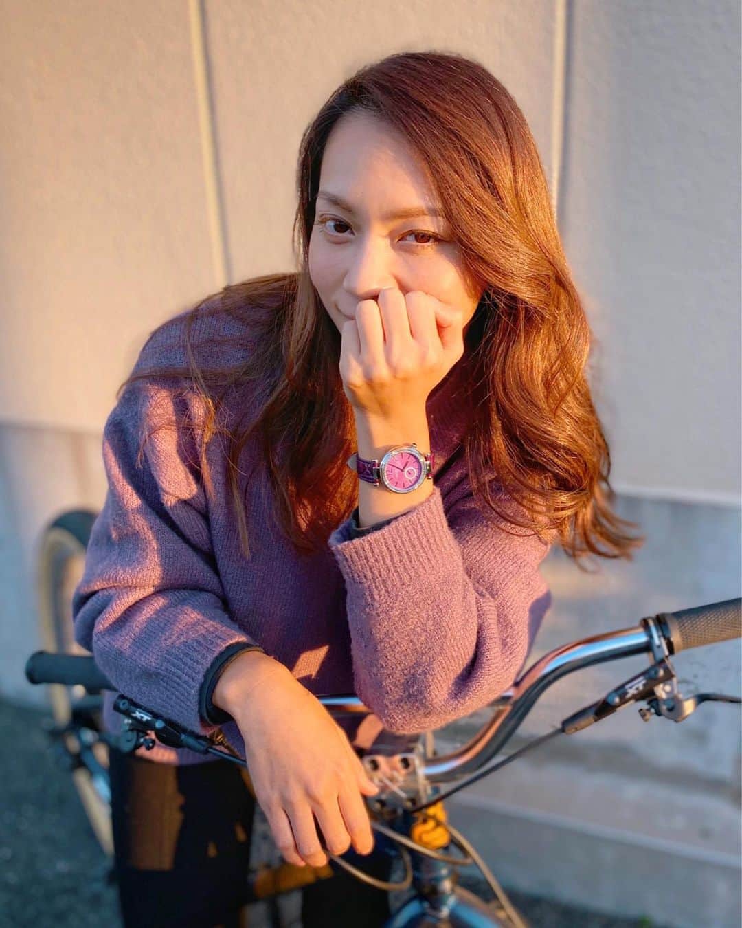 飯端美樹のインスタグラム：「@saint_honore_paris_jp の時計はカジュアルからドレッシーまで色んなラインがあるから好き⌚️ 私は最近、オーダシーの日本限定カラーのパープルがお気に入り💜 皆さんもクリスマスプレゼントにぜひ🎄🎁」