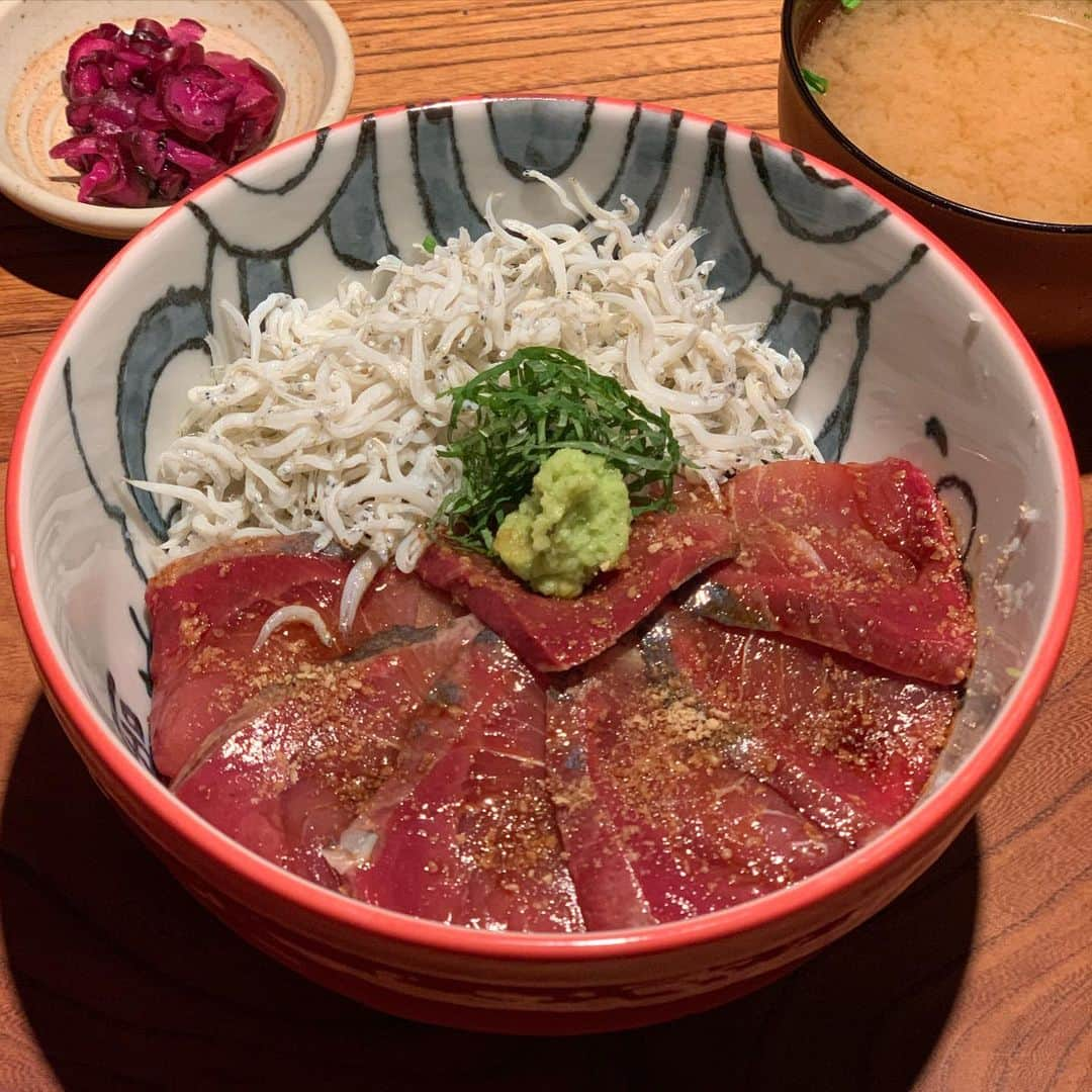 くろさんのインスタグラム写真 - (くろInstagram)「魚金の鰤丼🐟700円 「やっぱり、魚かな。」なpenを読んじゃったのでw #最近のお気に入りランチ #鰤丼 #新鮮で旨い #九州醤油とごま油がきいてる #魚金の鰤丼 #味噌汁漬物付 #魚金ランチ #活力魚金 #立ち呑み活力魚金 #新橋魚金 #新橋ランチ」12月17日 12時08分 - m6bmw