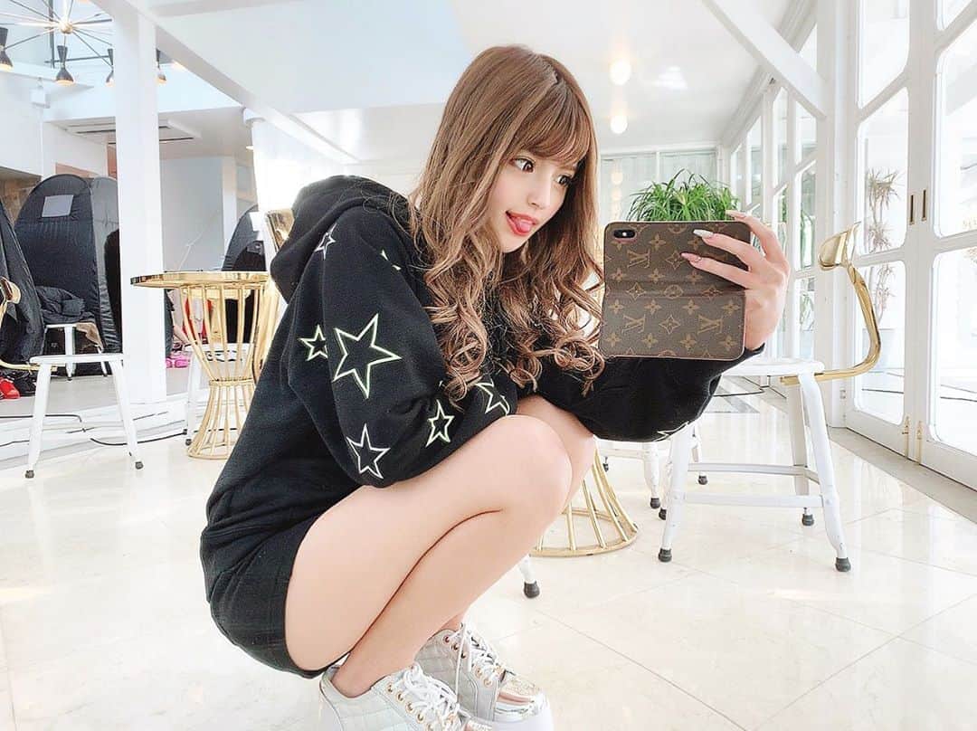 アンジェリカのインスタグラム：「★★★ 今日も1日頑張るｿﾞ~✊🏻💗 寒いから皆暖かい格好でお出かけ するんだヨ--🥺年末風邪ひいたら終わりですよ-(笑)✌️ ★★★ .  #rady #ファッション #コーデ」