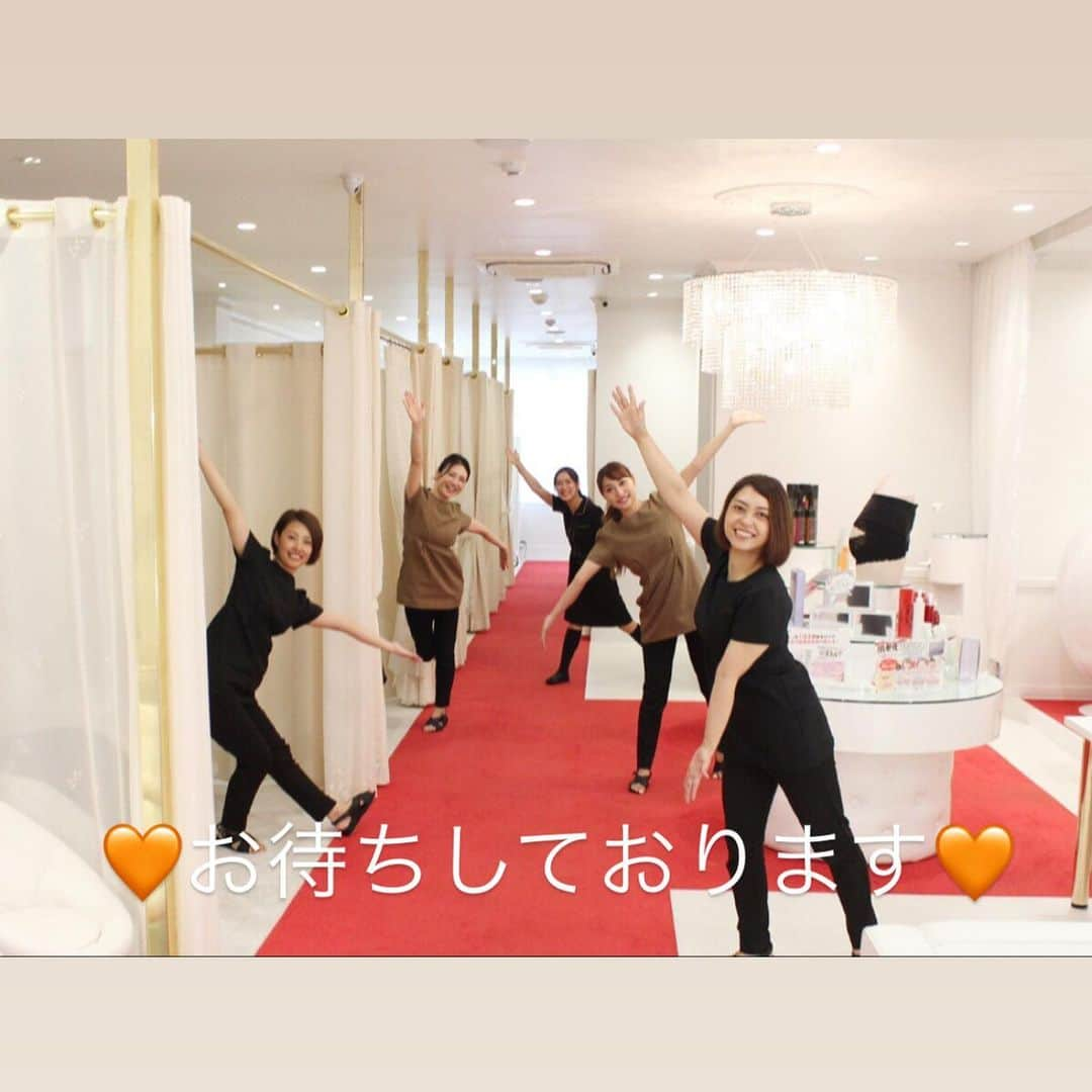 SiS Total Beauty 〜シス〜さんのインスタグラム写真 - (SiS Total Beauty 〜シス〜Instagram)「年末年始の営業時間のお知らせです💁‍♀️✨. . 12月も沢山のご予約ありがとうございます！☺️キャンペーンも好調で、多数のご予約頂いております💄💛. . 年末年始の営業時間ですが、 2019年12月28日(土)2020年1月4日(土)までおやすみさせて頂きます🙇‍♀️ 年内12月27日(金)～17時まで 年始1月5日(日)11時〜よりご予約承ります‼️‼️ . 12月予約大変埋まっており、ご予約取りにくい状況続いております、ご了承ください。 . 1月のご予約も順次承っておりますので、ホットペッパーまたは📞0665418222 までお電話お待ちしております🧡🧡. . 2019年あと少し、皆様にとって素敵な年になるよう、あと少しお手伝いさせて頂きます🤗✨. . 少しでもお悩みございましたら#シストータルビューティー にお手伝いさせてくださいませ💁‍♀️🍀*゜ お問い合わせは下記まで↓  SiSTotalBeauty 大阪市西区南堀江1-15-10ソレイユ南堀江2階 四ツ橋駅6番出口より徒歩5分 なんば駅・心斎橋駅徒歩7分 📞06-6541-8222 平日10時〜21時 土日祝10時〜19時 ハーブピーリング・ヒト幹細胞導入・痩身・脱毛 コラーゲンマシン・セルフホワイトニングなど関西最大級のトータルビューティーサロン✨ #ハーブフェイシャル #ハーブピーリング #フェイシャル #水光肌 #毛穴レス #ヒト幹細胞フェイシャル #ヒト幹細胞 #水光注射 #フェイシャル専門店  #クリスマス」12月17日 12時18分 - sis_total_beauty