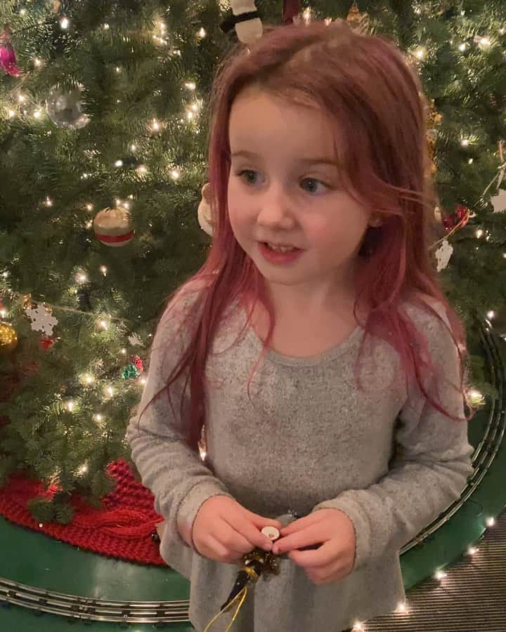マックルモアーのインスタグラム：「Promotional budget: 1 Strawberry Mochi. “Now do I get a treat?” It’s Christmas Time video has been put into the world.  Enjoy it my people.  Spread the joy and share.  Thanks for all the love 🎄❤️」
