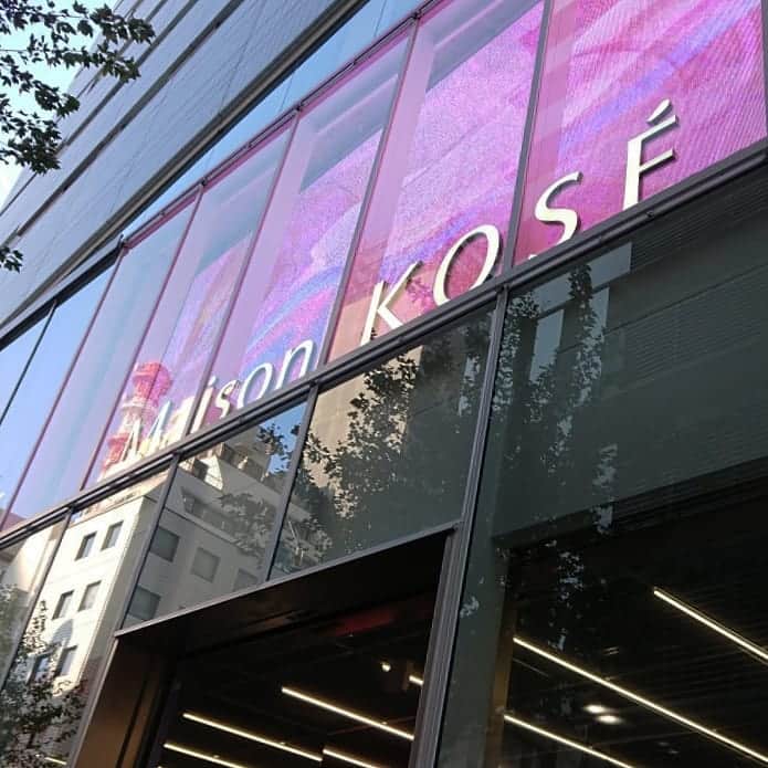 美的 Biteki's official Instagram! さんのインスタグラム写真 - (美的 Biteki's official Instagram! Instagram)「本日、コーセーのコンセプトストア「Maison KOSE」が東京・銀座にオープン！  全2階建てで、1階にはアメリカ発の自然派コスメブランド『tarte（タルト）』が日本初上陸！ アイシャドウやファンデーション、キュートなブラシなど、見ているだけでテンションが上がります♪  2階はコーセーブランドの垣根を超え、スキンケアやメイクアップアイテムはもちろん、ボディケアやヘアケアアイテムがタッチ＆トライできる、なんとも豪華なスペースに。パナソニックが開発中の「Snow Beauty Mirror」も設置され、鏡の前に座るだけで肌状態を数値化して教えてくれる「肌分析機能」や、心の中にある“なりたい顔”のイメージを見える化する「理想顔システム」なども搭載されているから、自分にぴったりのスキンケアアイテムやメイクアップアイテムを選ぶ参考にしてみて。  さらに、カシオ計算機株式会社が開発した「ネイルプリンター」も設置。登録されたデザインの中から好きなデザインを選ぶと、あっという間におしゃれな指先に変身することが可能です。  美容好きな方は1日いても飽きないくらい様々なコンテンツが楽しめる「Maison KOSE」。好きなサンプルを自由に選べるサンプルバー（写真3枚目）もあるから、気になるアイテムを試しに、ぜひ足を運んでみて✨  #KOSE #コーセー #MaisonKOSE #メゾンコーセー #ginza #tokyo #tokyoginza #銀座 #東京 #美容 #beauty #スキンケア #メイクアップ #ネイル #tarte #タルト  @MaisonKOSE」12月17日 12時20分 - bitekicom
