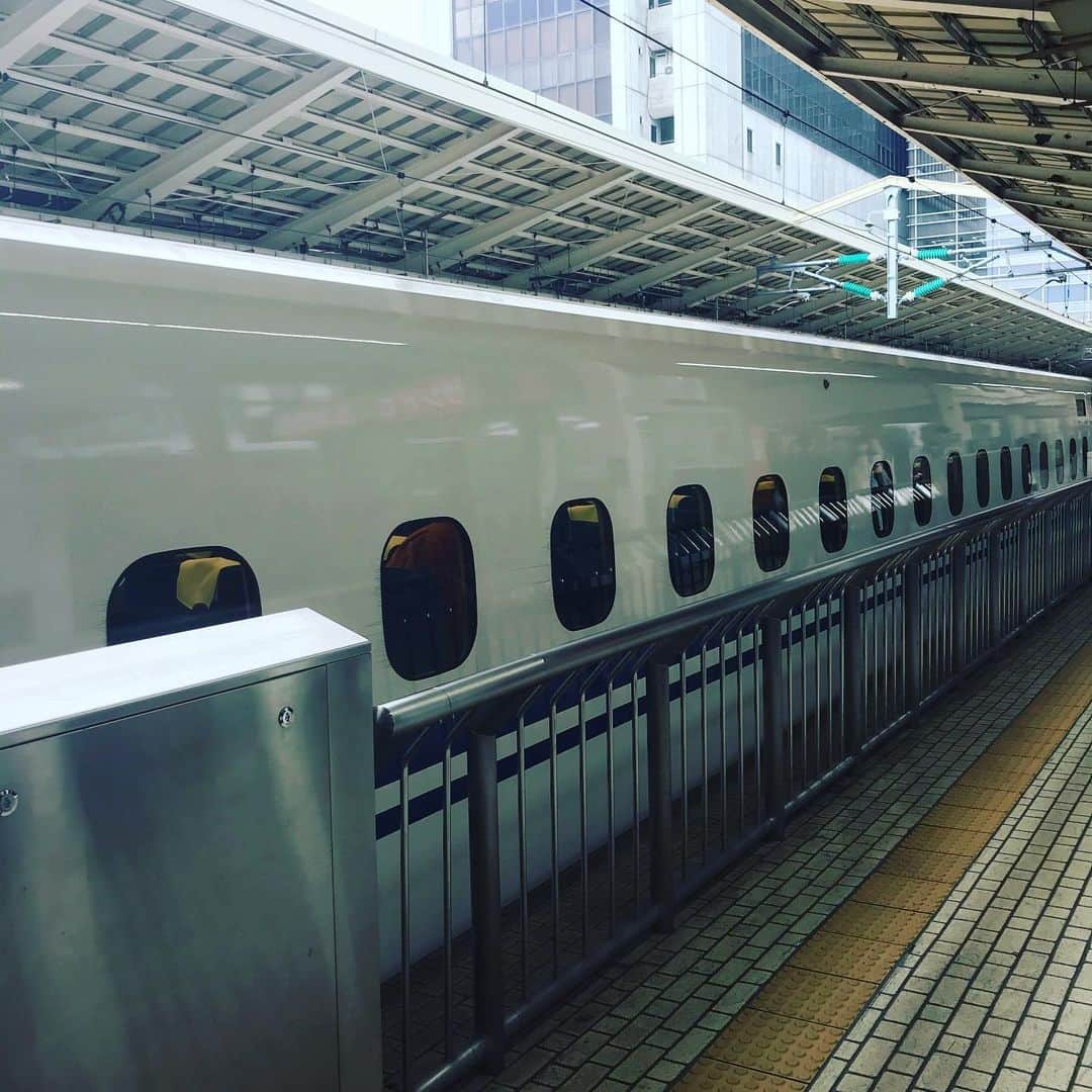 Larry のインスタグラム：「雨のTOKYO STATION 泣いてるSTATION レコーディングも無事終了したので大阪へ帰ります。皆さんお疲れ様でした！」