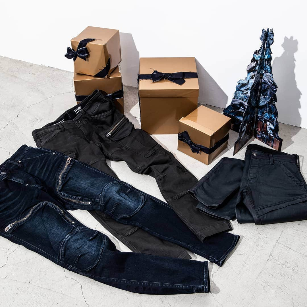 G-Star RAW Japanさんのインスタグラム写真 - (G-Star RAW JapanInstagram)「【GIFT SELECTION】 G-Star RAW Store がオススメする新作ジーンズ。 . ■AIR DEFENCE ZIP SKINNY JEANS No.D15380-8971-A966 . ■ROVIC ZIP 3D SKINNY PANT No.D15492-9616-995 . ■RACKAM 3D SKINNY JEANS No.D06763-B766-A946 . G-Star RAWストアで展開中！ . #GStarRAW #GStarRAWjapan #ジースターロウ #denim #デニム #jeans #ジーンズ #sustainable #サステナブル #fashion #ファッション #コーディネート #デニムコーデ #gift」12月17日 12時22分 - gstarraw_jp