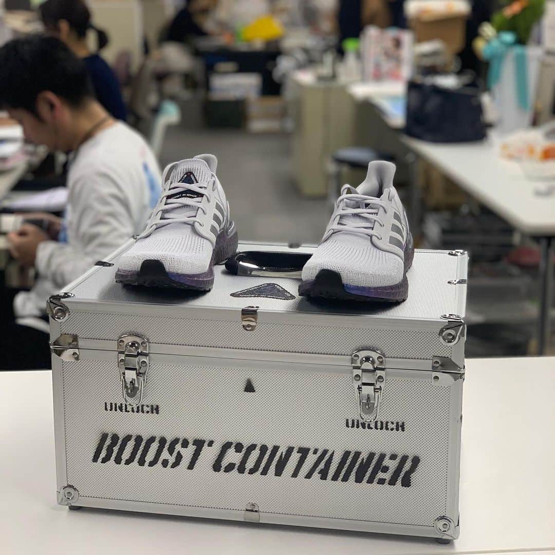 西田善太さんのインスタグラム写真 - (西田善太Instagram)「宇宙から届いたスニーカー、ウルトラブースト20。ジュラルミンケース的な演出でアディダスどうかしてる❤️。宇宙インパイアらしいぞ。#adidas #ultraboost20」12月17日 12時24分 - zentanishida