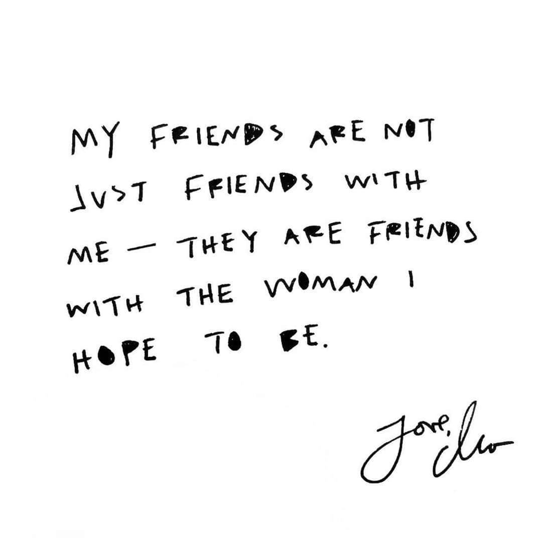 オデット・アナブルのインスタグラム：「You know who you are and I am damn grateful for you. 🙏🏼 I am reposting this from @cleowade, who took the words right out of my mouth. Thank you. Do yourself a favor and read her words below. Treasure these friendships, for they will carry you through the darkness. ・・・ Last week I went to a dinner filled with women who had been friends for years. I didn’t know many of them as I am new to living in Los Angeles (Some of you may know this, but I recently moved here to have our baby). As I sat at dinner, there were two friends who gave a toast to each other. I love toasts, especially when they are a tribute to a friend- I find them to be such a sweet, often funny, and loving expression of affection for another person. What really struck me about this particular exchange, between these women who had been friends for a think a little over a decade, was how often they used to word “transformation”  and “grow”  I was in such awe over how much respect they had for each others personal and professional growth. It is easy to root for someone’s growth in theory because you don’t have to factor in how their growth might change your relationship or dynamic. To be a friend that is truly able to hold space for someone’s growth is one of the most beautiful and priceless gifts you could ever give them. It is not always easy or comfortable.  Hearing the two of them reminded me of something my friend Molly said on one of my book tour stops for Heart Talk last year: I asked her how friendship plays a role in self-care and she responded by saying that “All of her friends are people who are friends with the woman she dreams of being.” She said that while we all accept her for who she is today, we, at the same time, make room for, cheer for, and support her in becoming the woman she wants to be.  She said that having that energy in her life helped her to stay in tuned  with what is important to her which is a big part of how she cares for herself.  Just thought I would share these ideas with you this month as you begin closing down the year.  It’s a great time to reflect on relationships, reset boundaries, and also show gratitude for your co-dreamers.  I love you.」