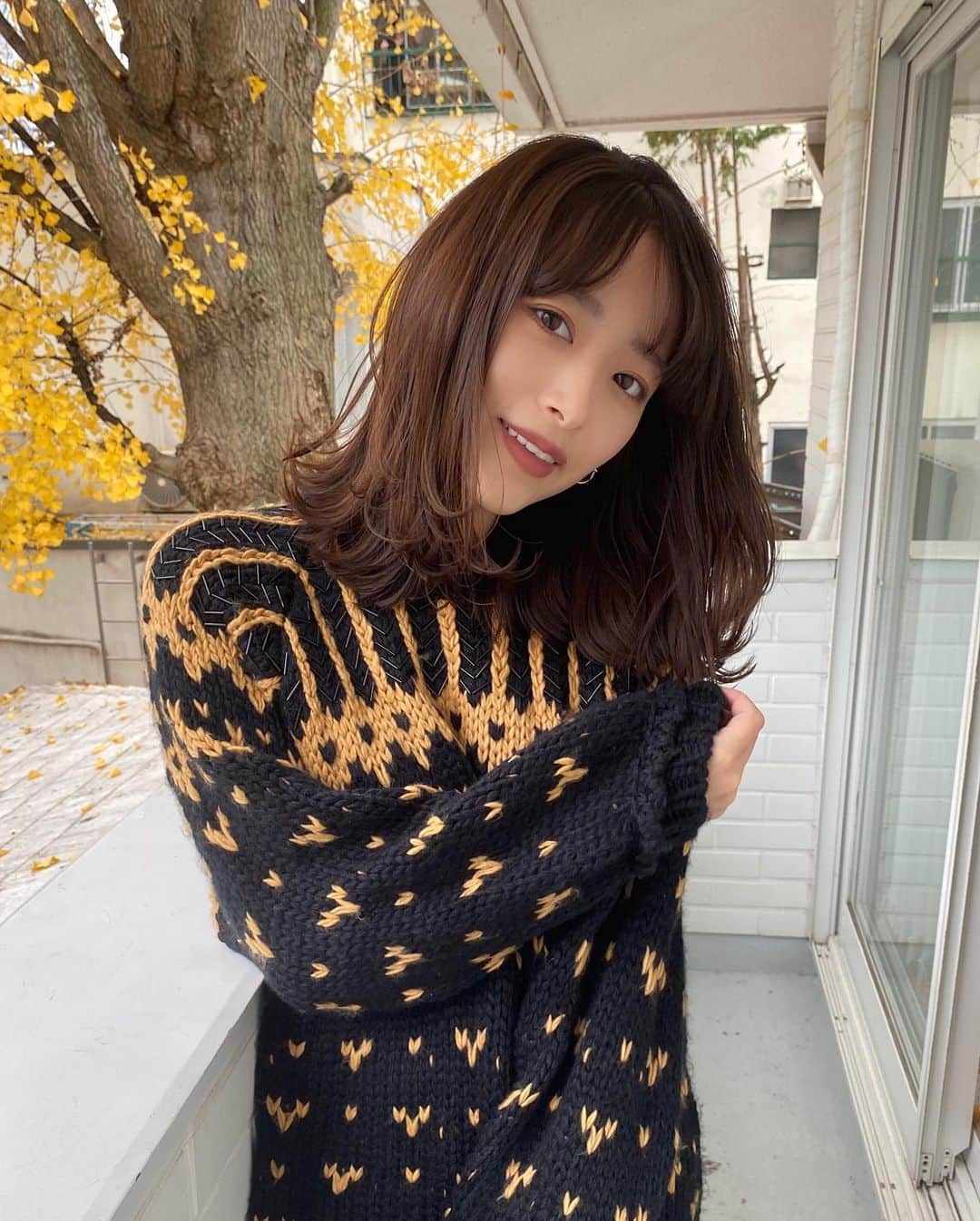 近藤千尋のインスタグラム：「ずっと悩んで伸ばしていた髪の毛を すっきり切りました✂️💖 きもちいいいいいいーーーーー☺️ ポニーやお団子も出来るように セミディヘアにしてもらいました😊✨ @log_kenjikarasawa  いつも急にごめんね😫😫笑 ロング派の皆さん嫌いにならないでください…😢笑💓  2019年やり残した事は もうない気がする。。。☺️ そしてiPhone 11 pro maxにしました🙇‍♀️❤️ 画質が良すぎて驚いてます。。笑📱」