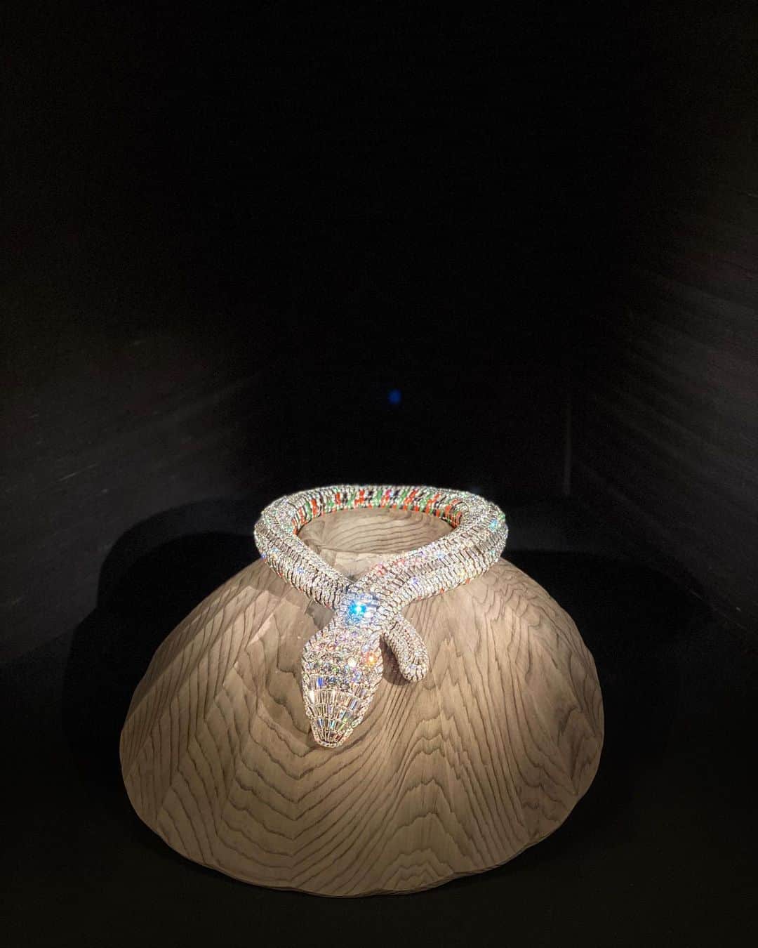 大石絵理さんのインスタグラム写真 - (大石絵理Instagram)「先日、カルティエの展覧会へ💎💎 美しいジュエリー達や、カルティエの歴史が展示されていて、終始うっとりでした🥺💕 素敵なジュエリーが似合う女性になりたい🥰 @darenogare.akemi とふたりで待ち受けにしました😂 がなかなかパンチが強いみたいでとても突っ込まれます😂😂」12月17日 12時46分 - erioishitokyo